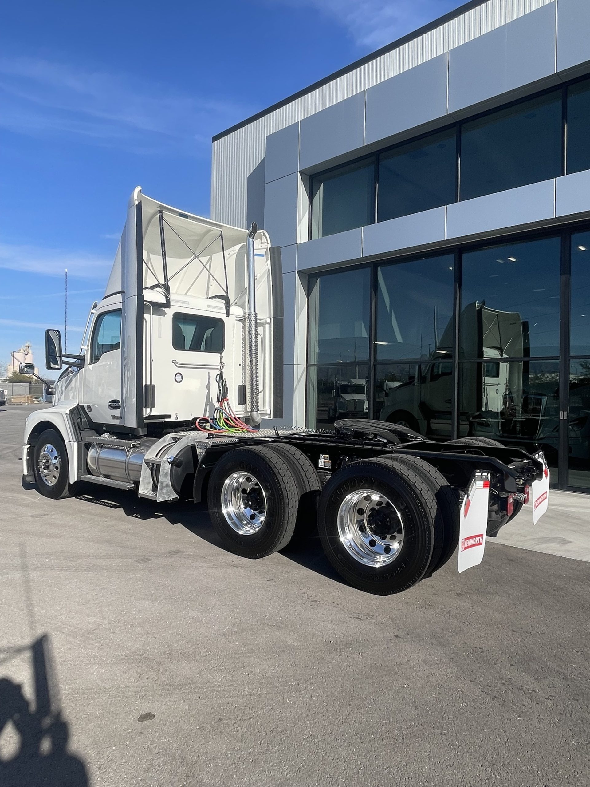 2025 Kenworth T680 Next Gen - image 4 of 6