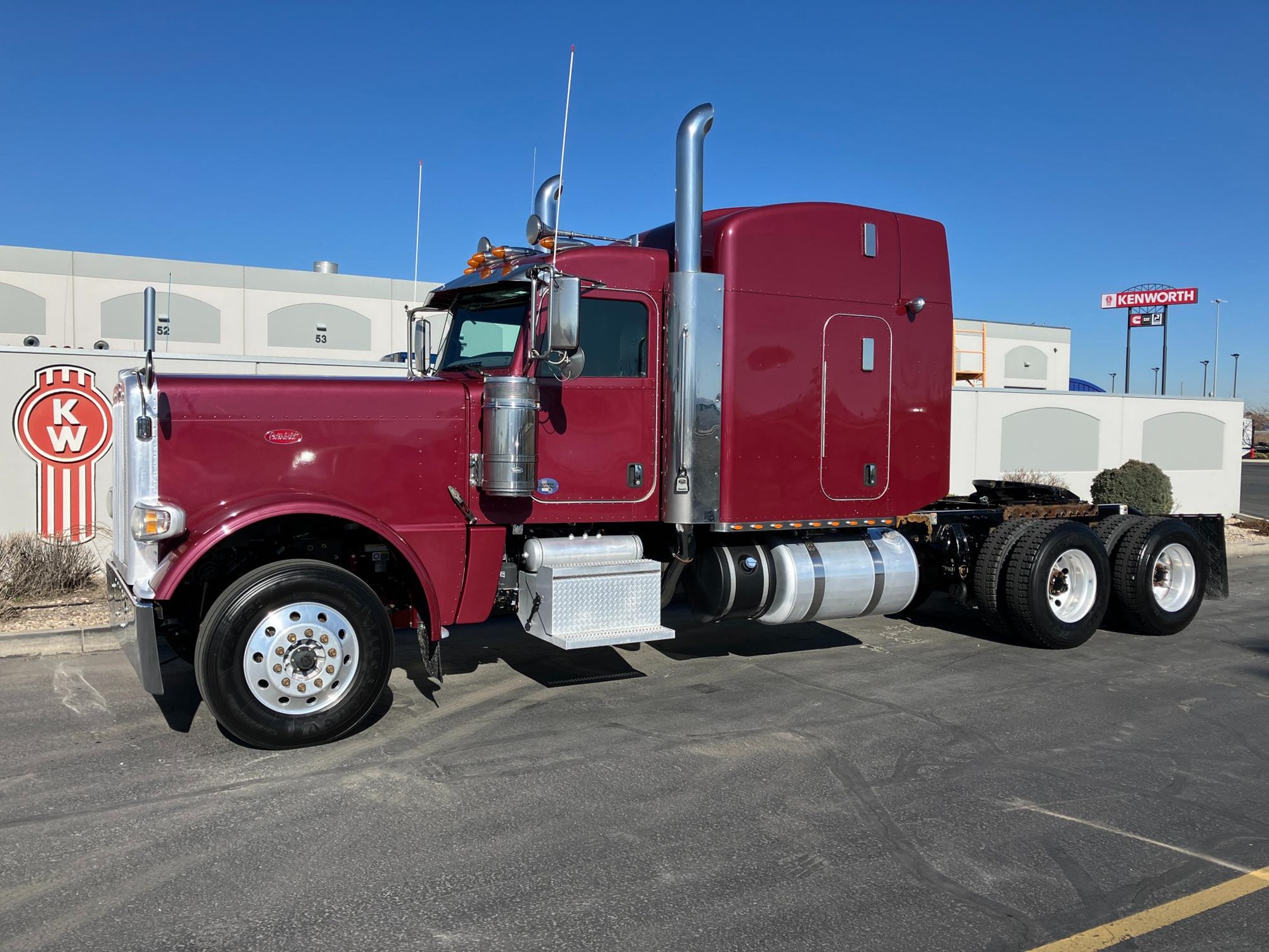 2019 Peterbilt 389 - image 1 of 6