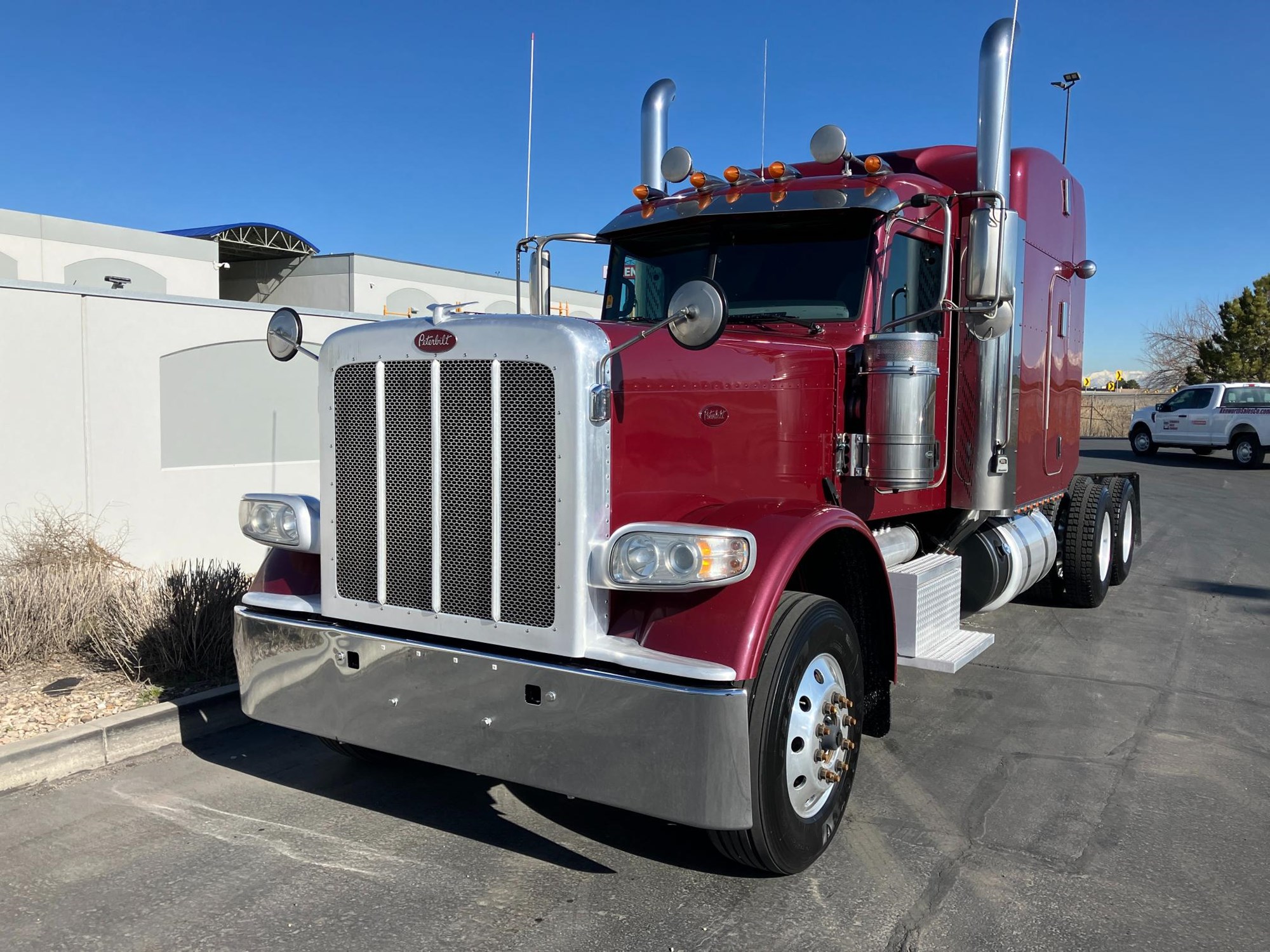 2019 Peterbilt 389 - image 2 of 6