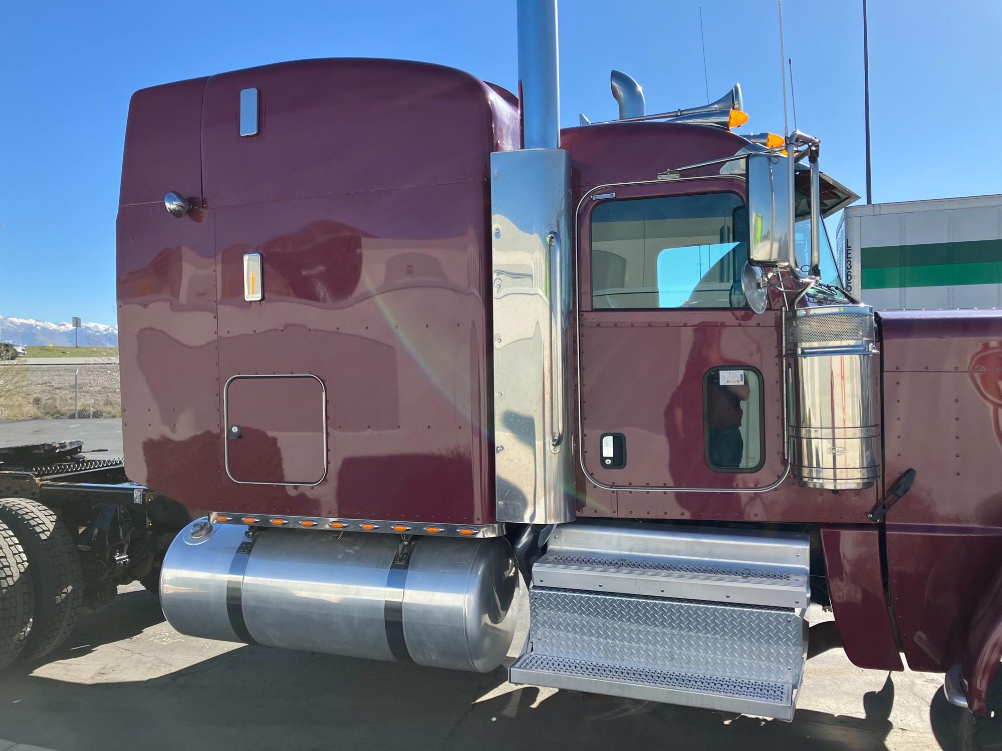 2019 Peterbilt 389 - image 4 of 6