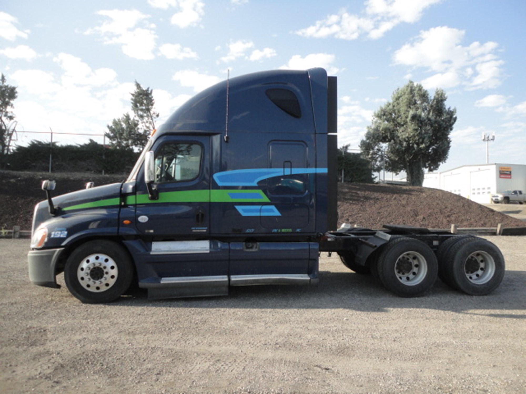 2011 Freightliner Cascadia - image 2
