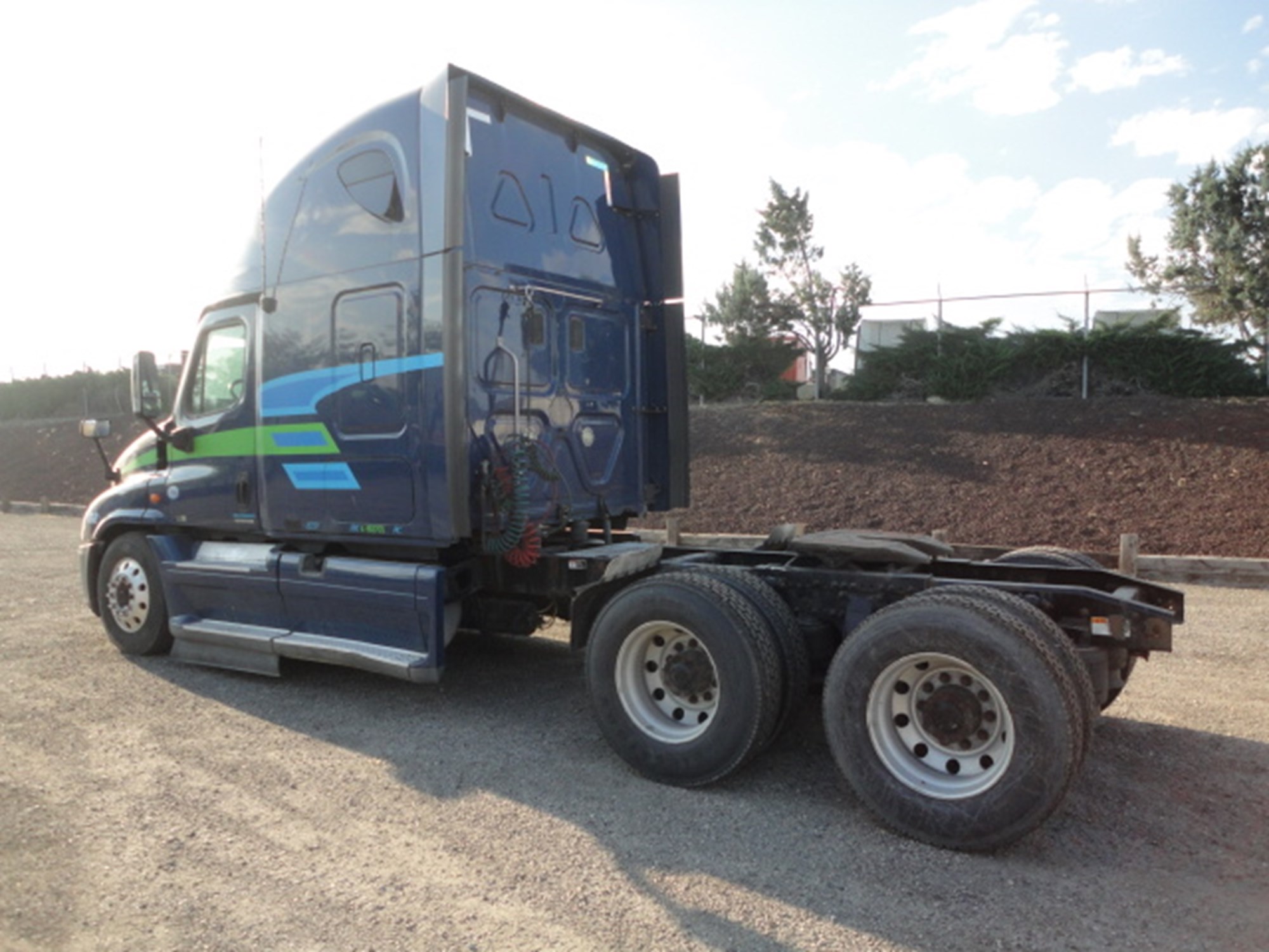 2011 Freightliner Cascadia - image 3