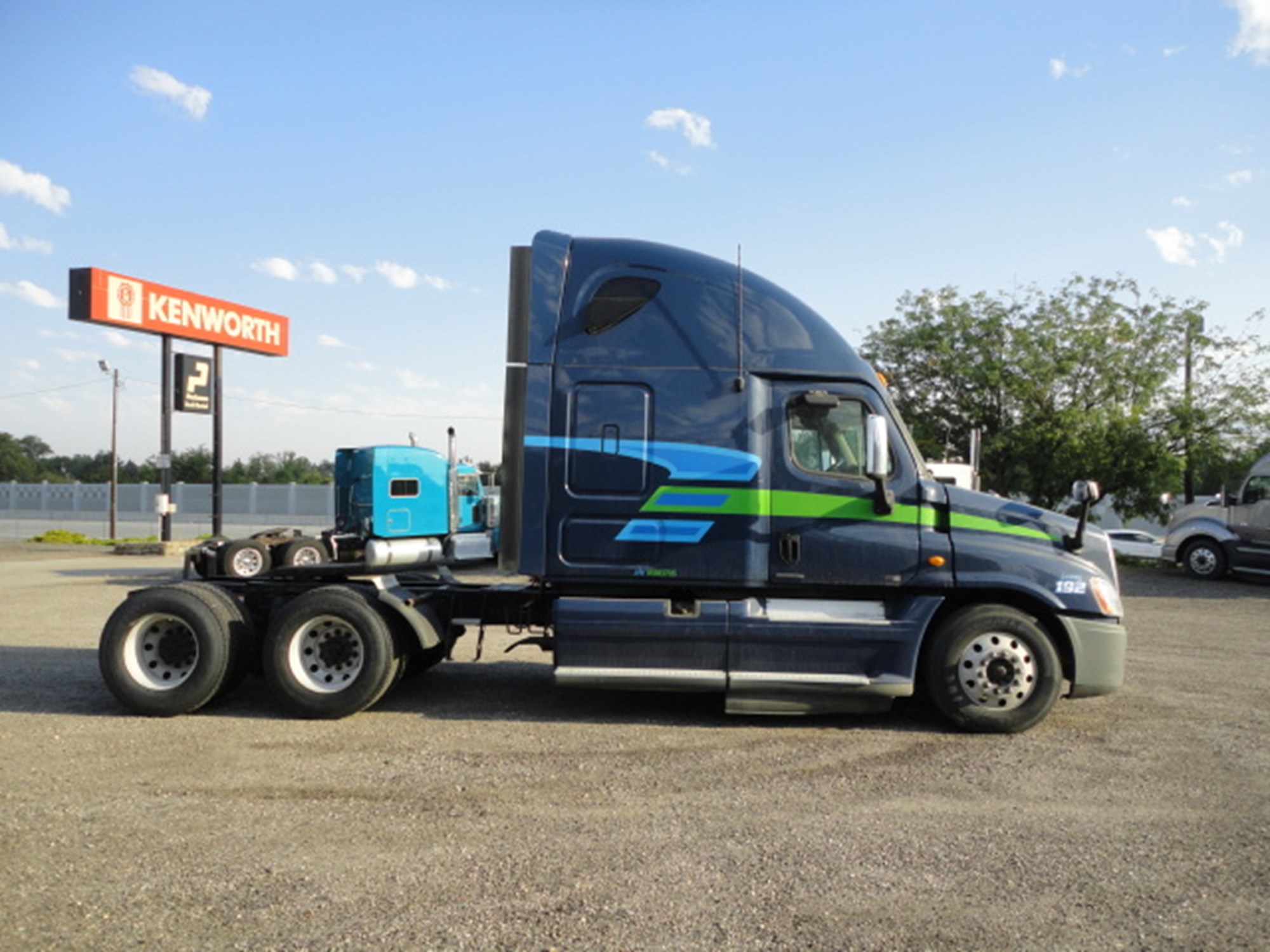 2011 Freightliner Cascadia - image 6