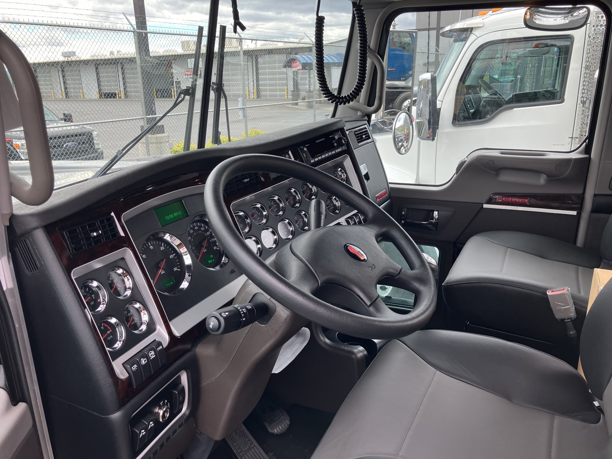 2025 Kenworth W900 - image 3
