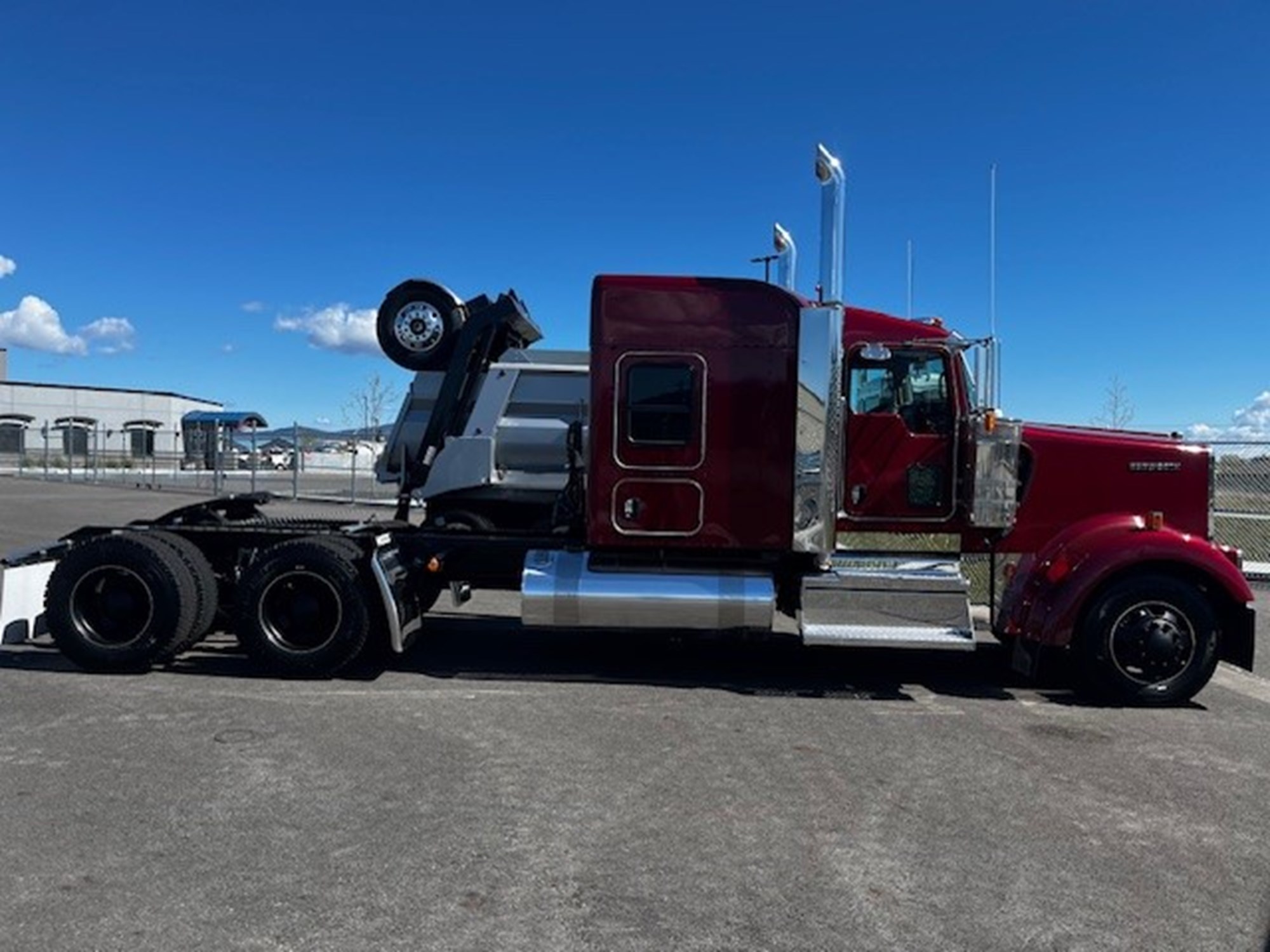 2025 Kenworth W900B - image 3 of 6