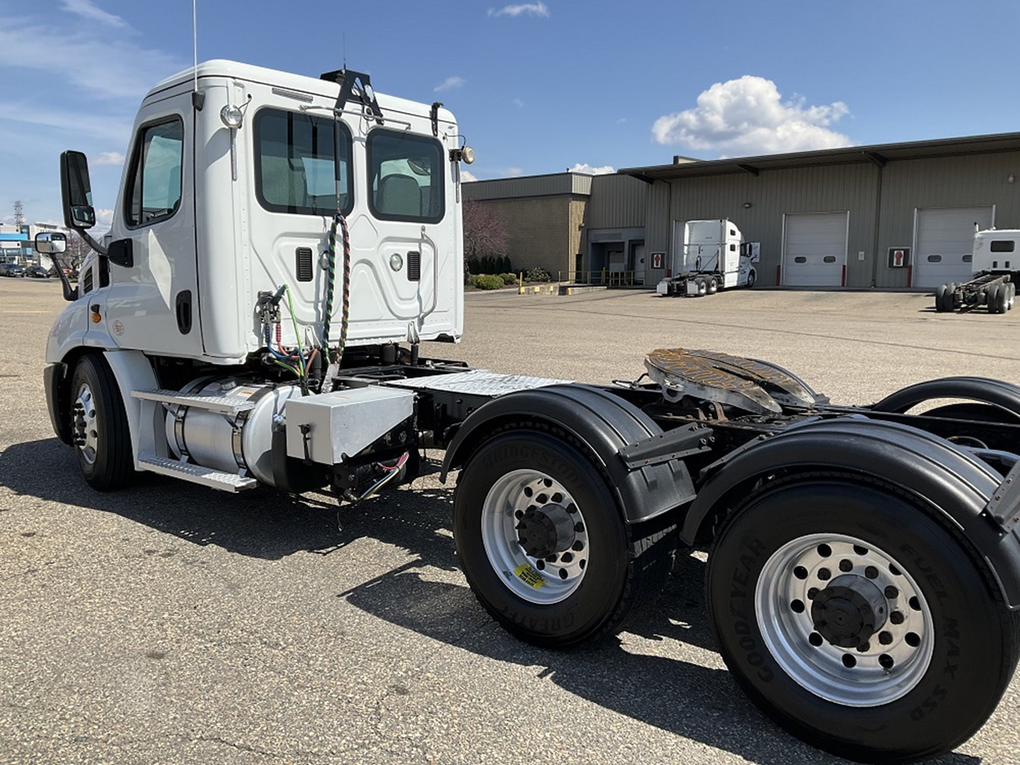 2016 Freightliner Cascadia - image 2 of 6