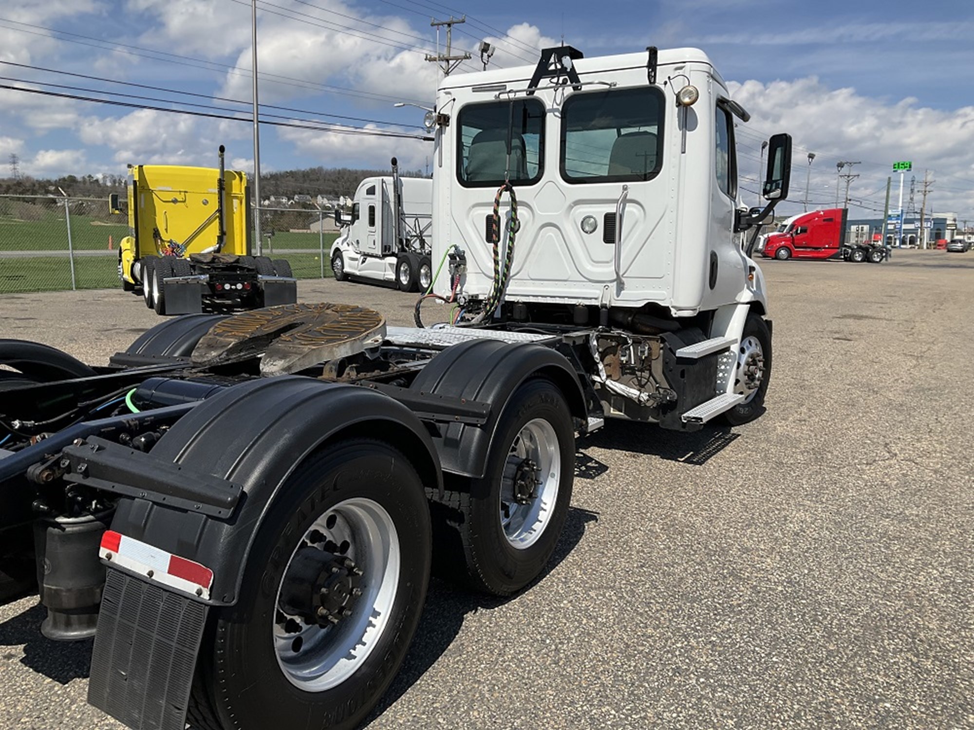 2016 Freightliner Cascadia - image 4 of 6