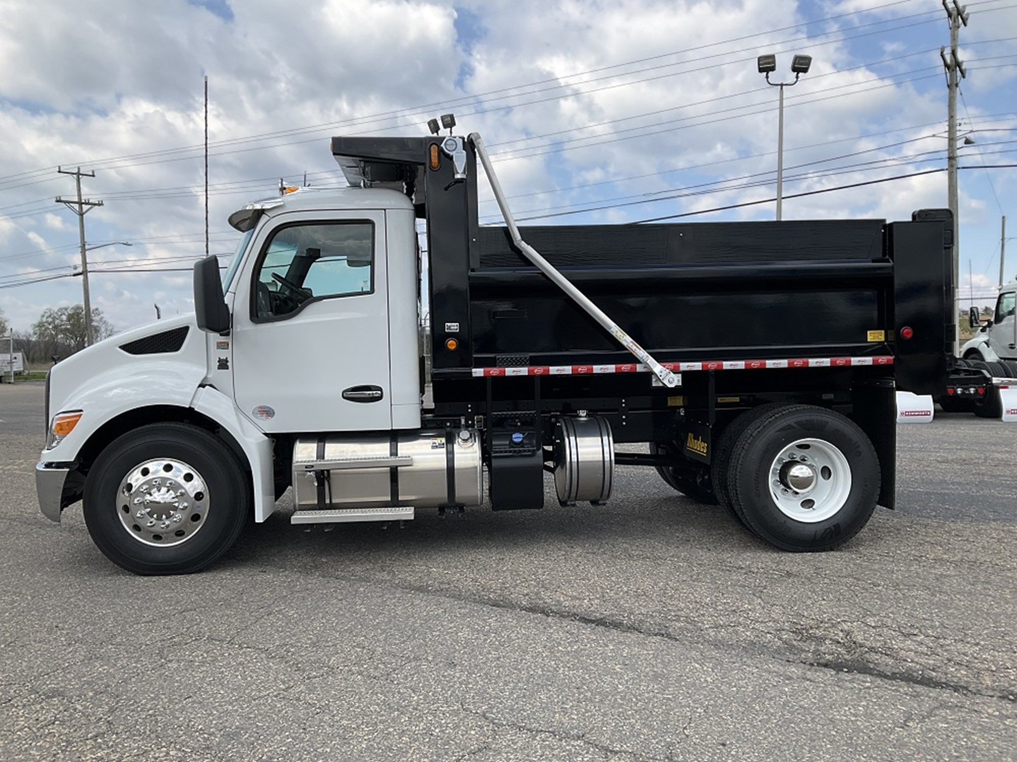2024 Kenworth T380 - image 2 of 6