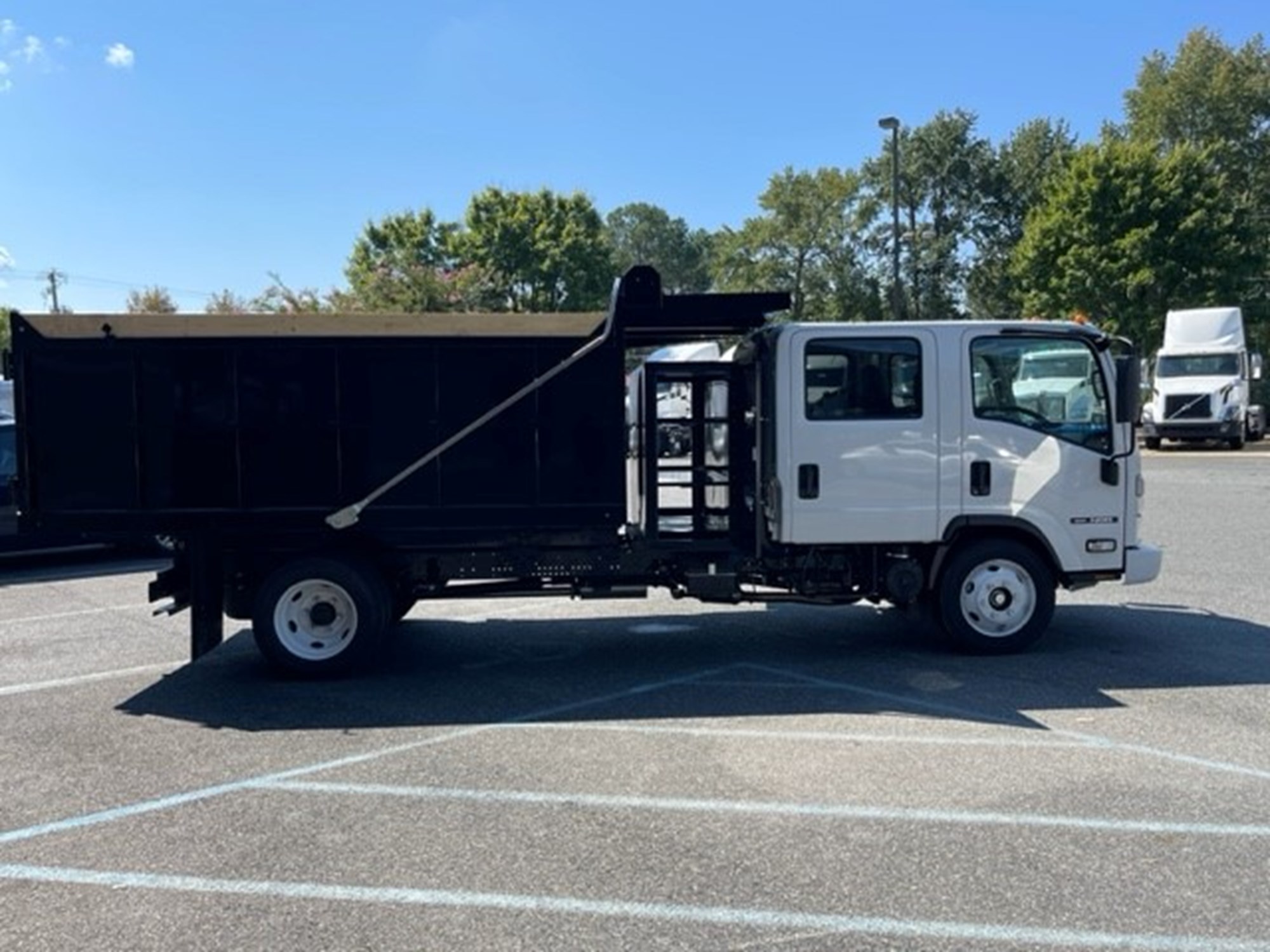 2024 Isuzu NRR GAS 1V4 - image 1 of 6