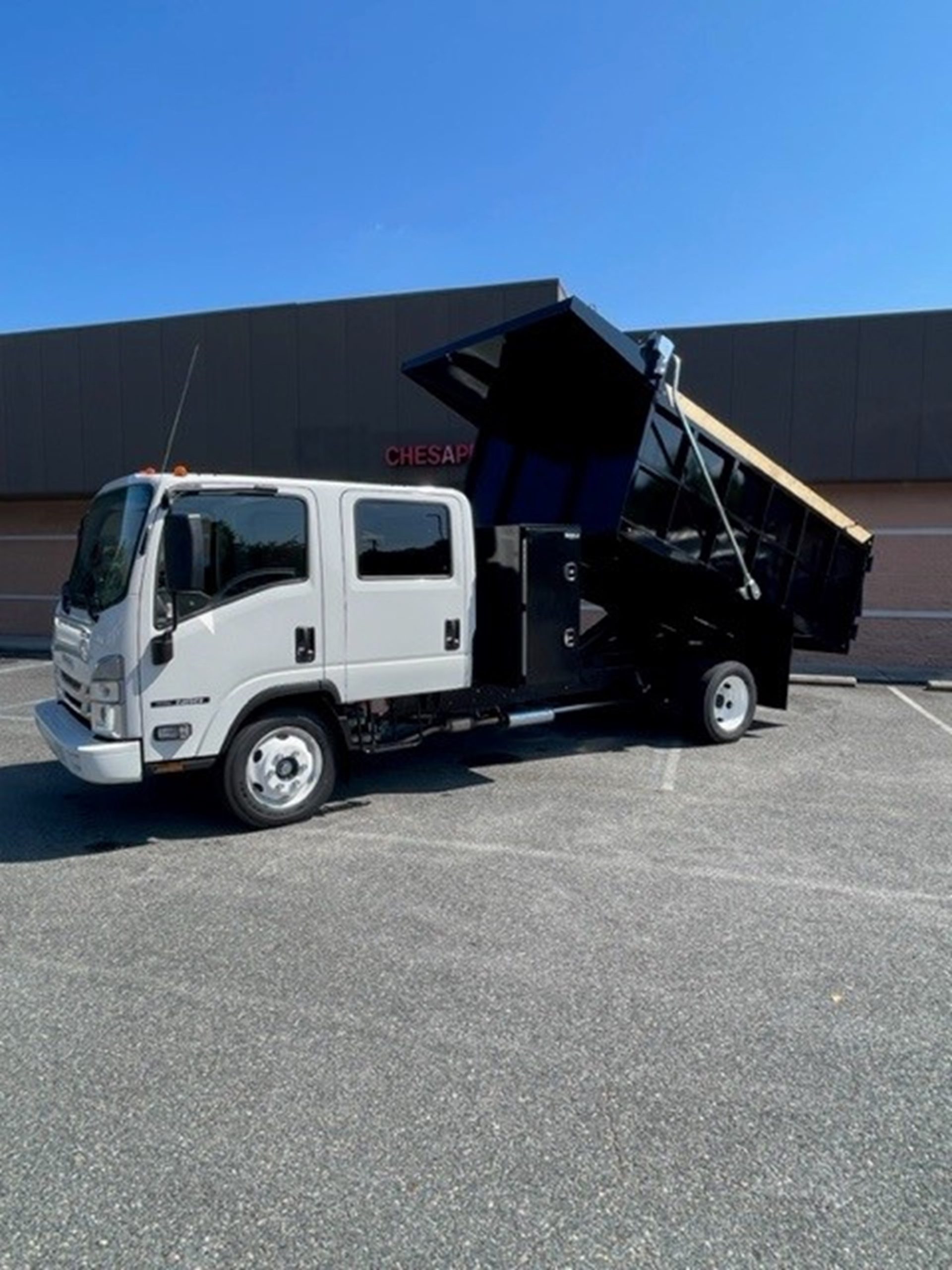 2024 Isuzu NRR GAS 1V4 - image 2 of 6