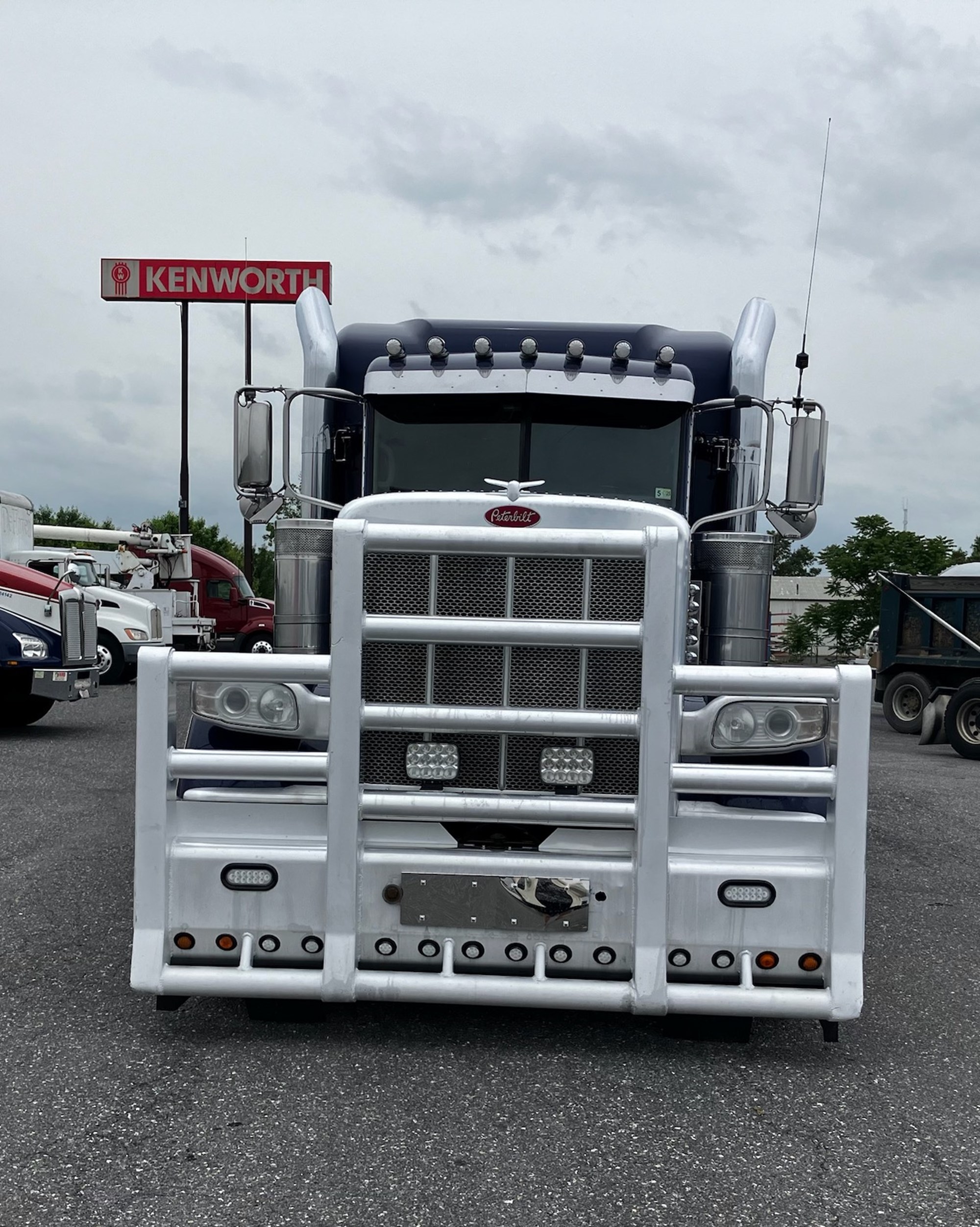 2019 Peterbilt 389 - image 2 of 6