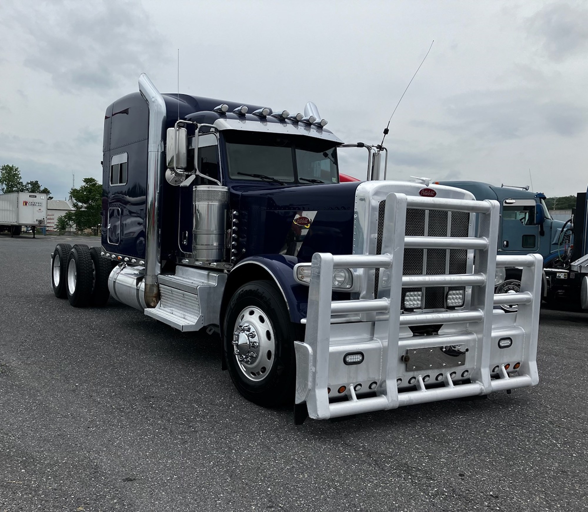 2019 Peterbilt 389 - image 3 of 6