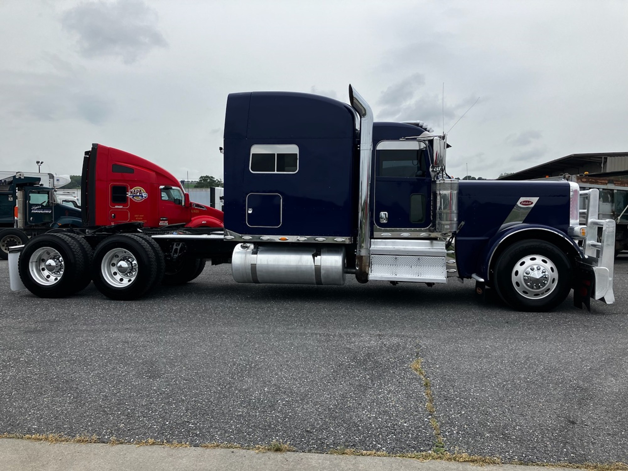 2019 Peterbilt 389 - image 4 of 6