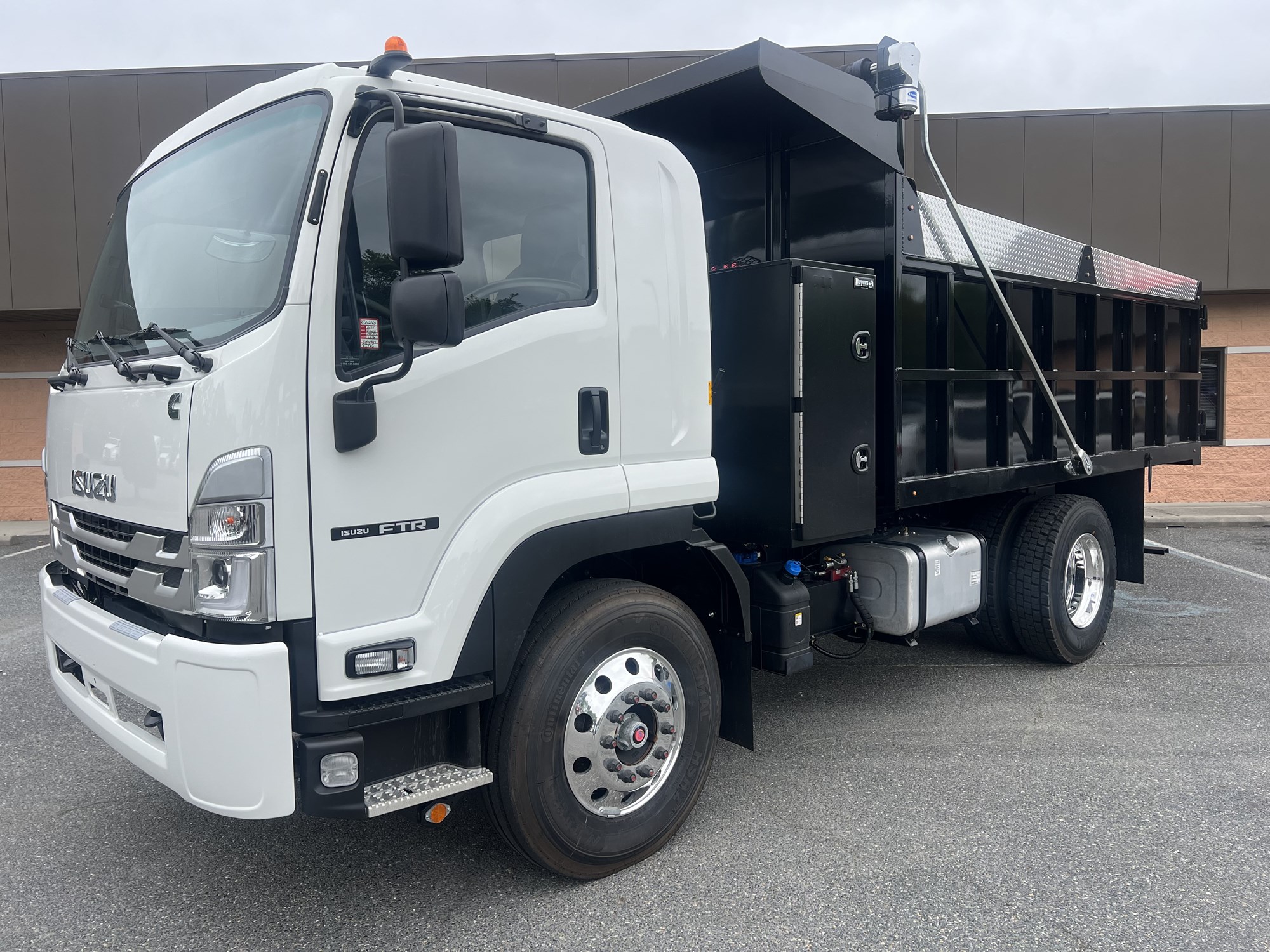 2024 Isuzu FTR MT1 - image 1 of 6