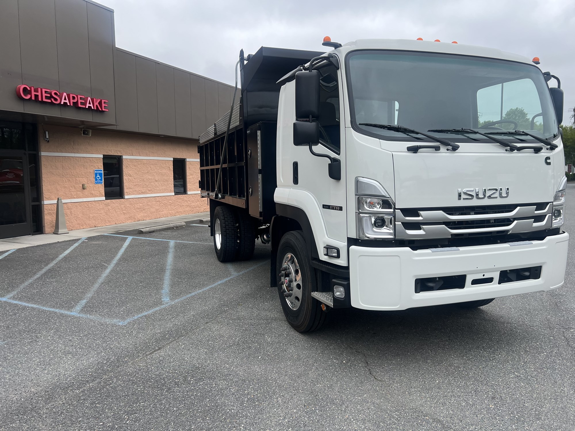 2024 Isuzu FTR MT1 - image 3 of 6