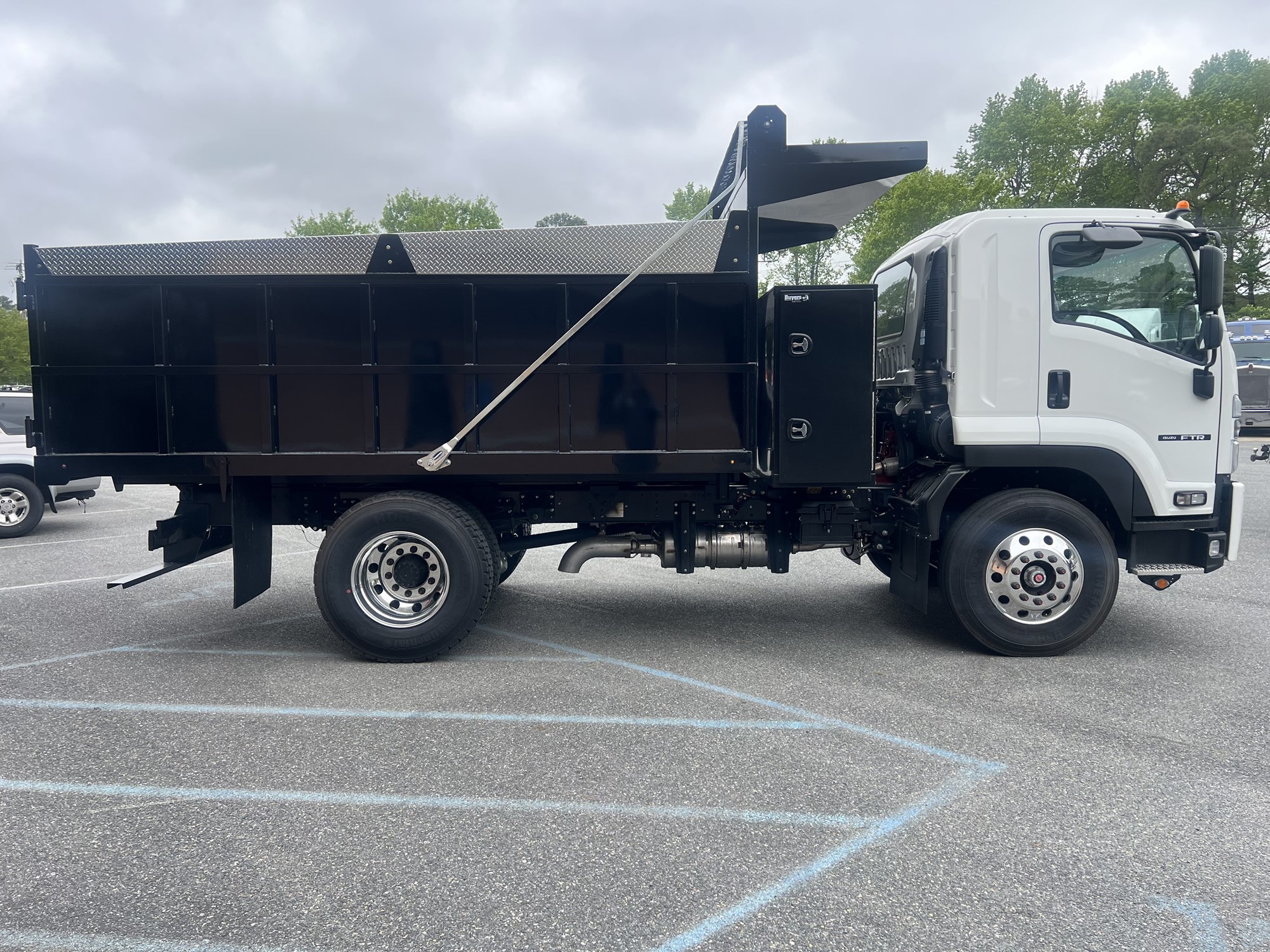 2024 Isuzu FTR MT1 - image 4 of 6