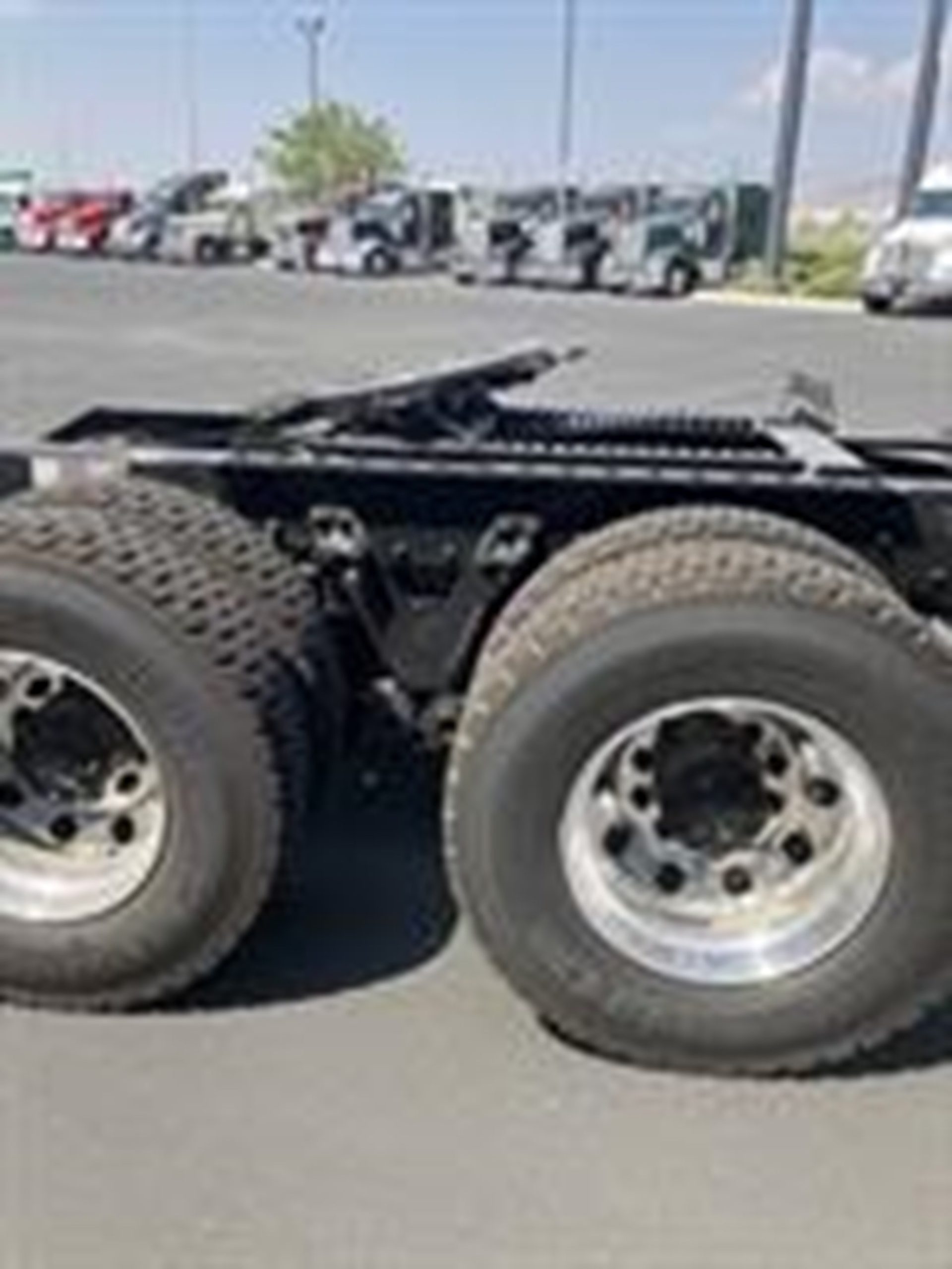 2025 Kenworth T880 - image 4