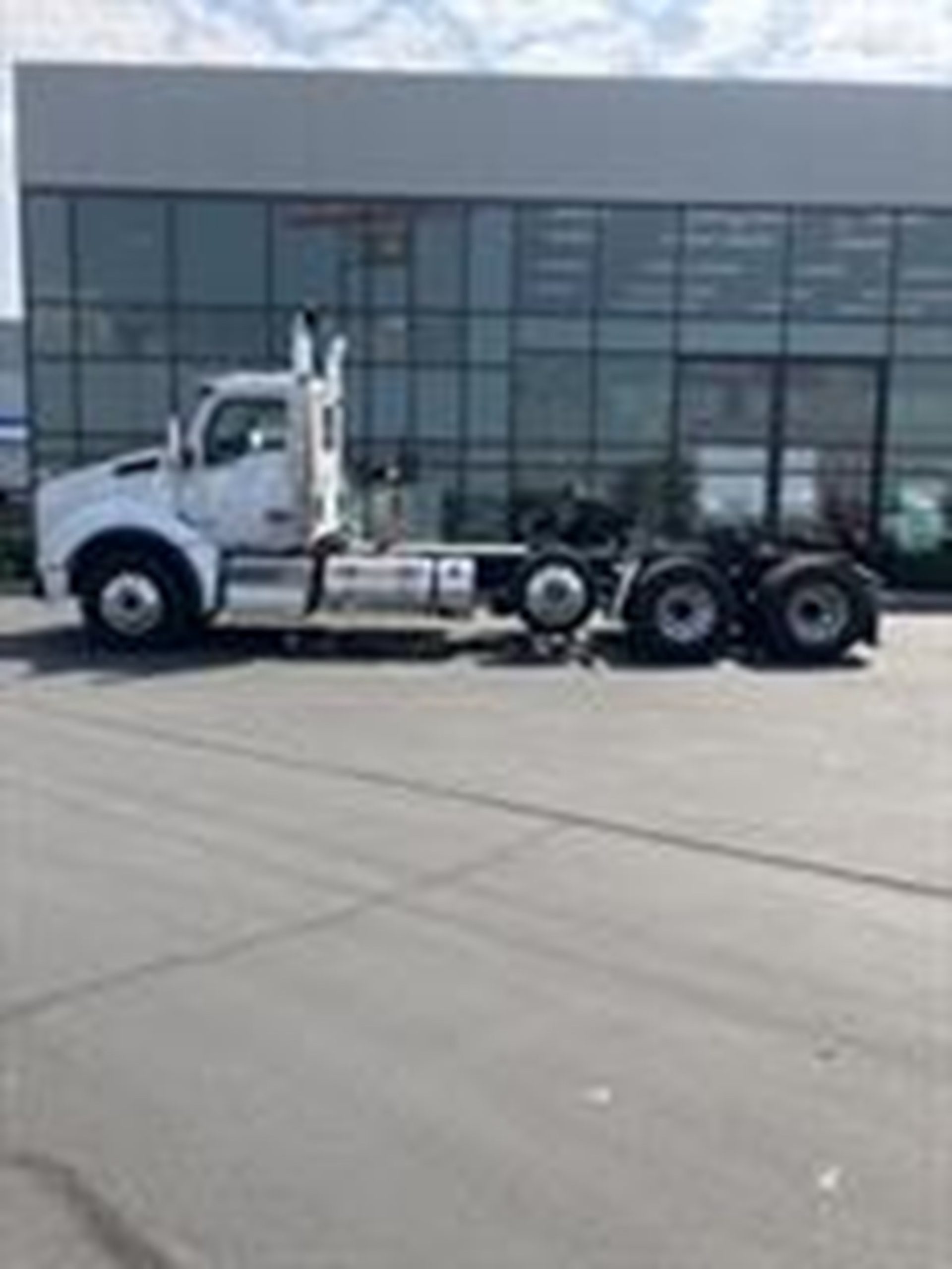 2025 Kenworth T880 - image 6