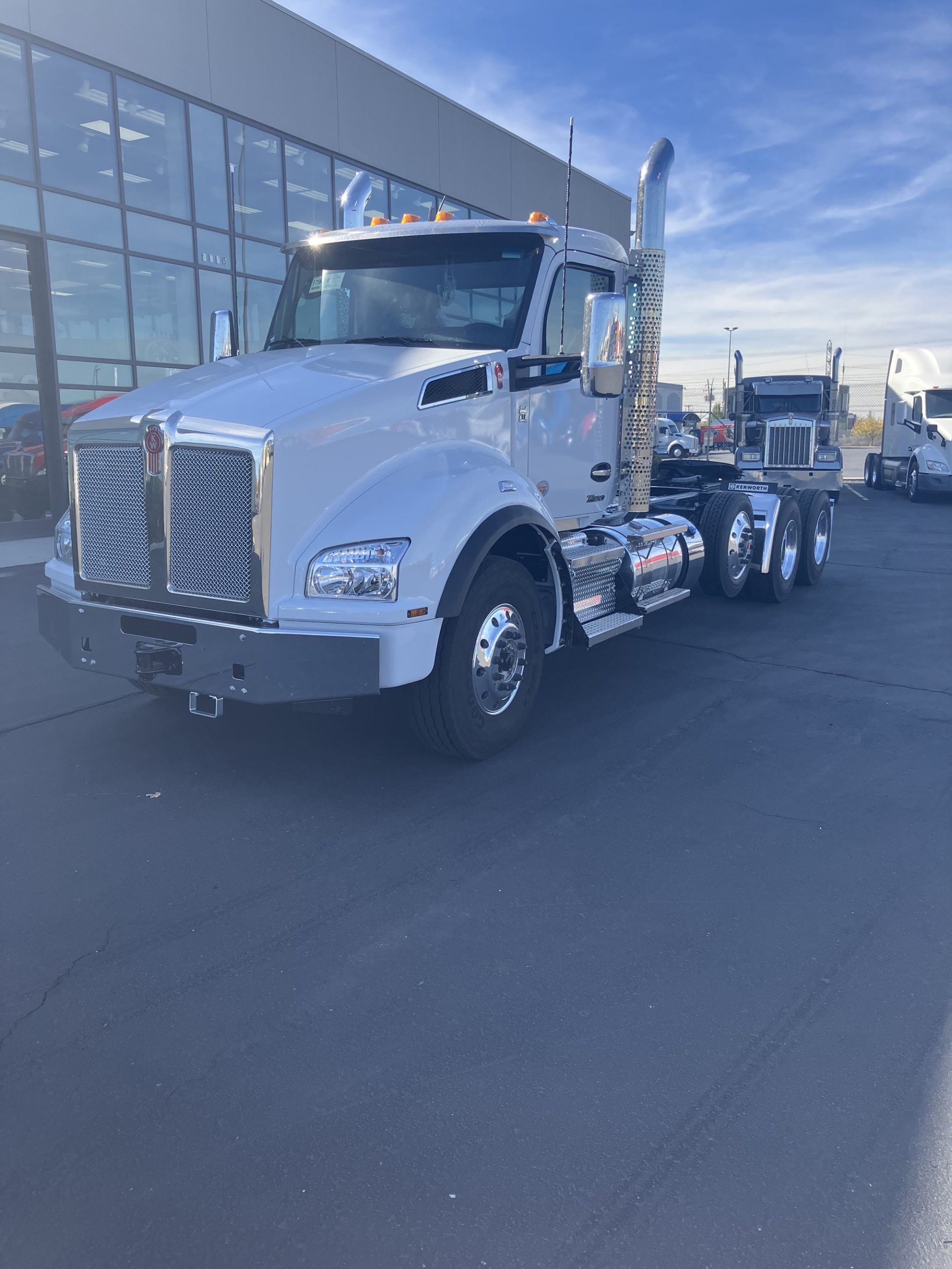 2025 Kenworth T880 - image 1