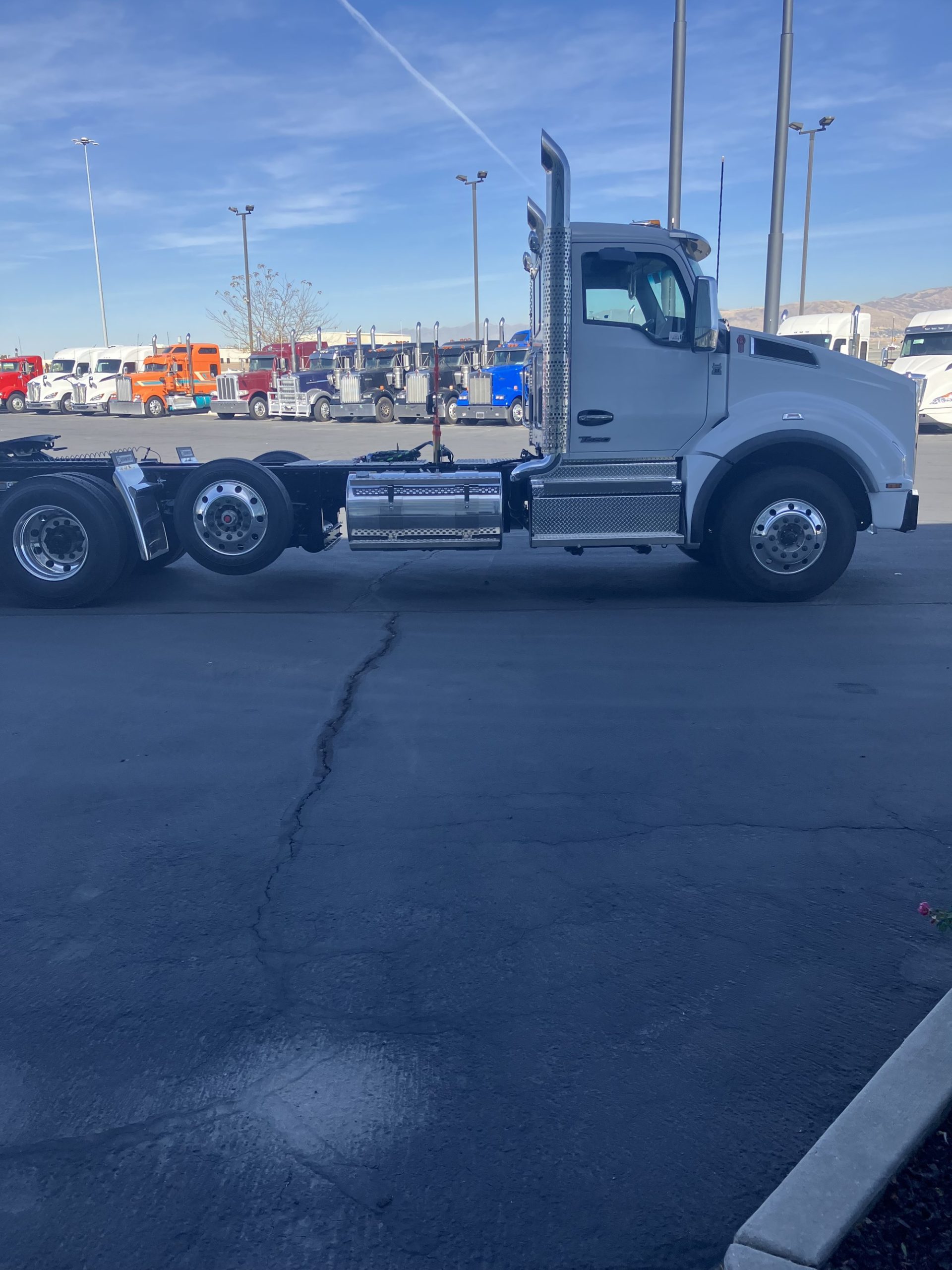 2025 Kenworth T880 - image 4