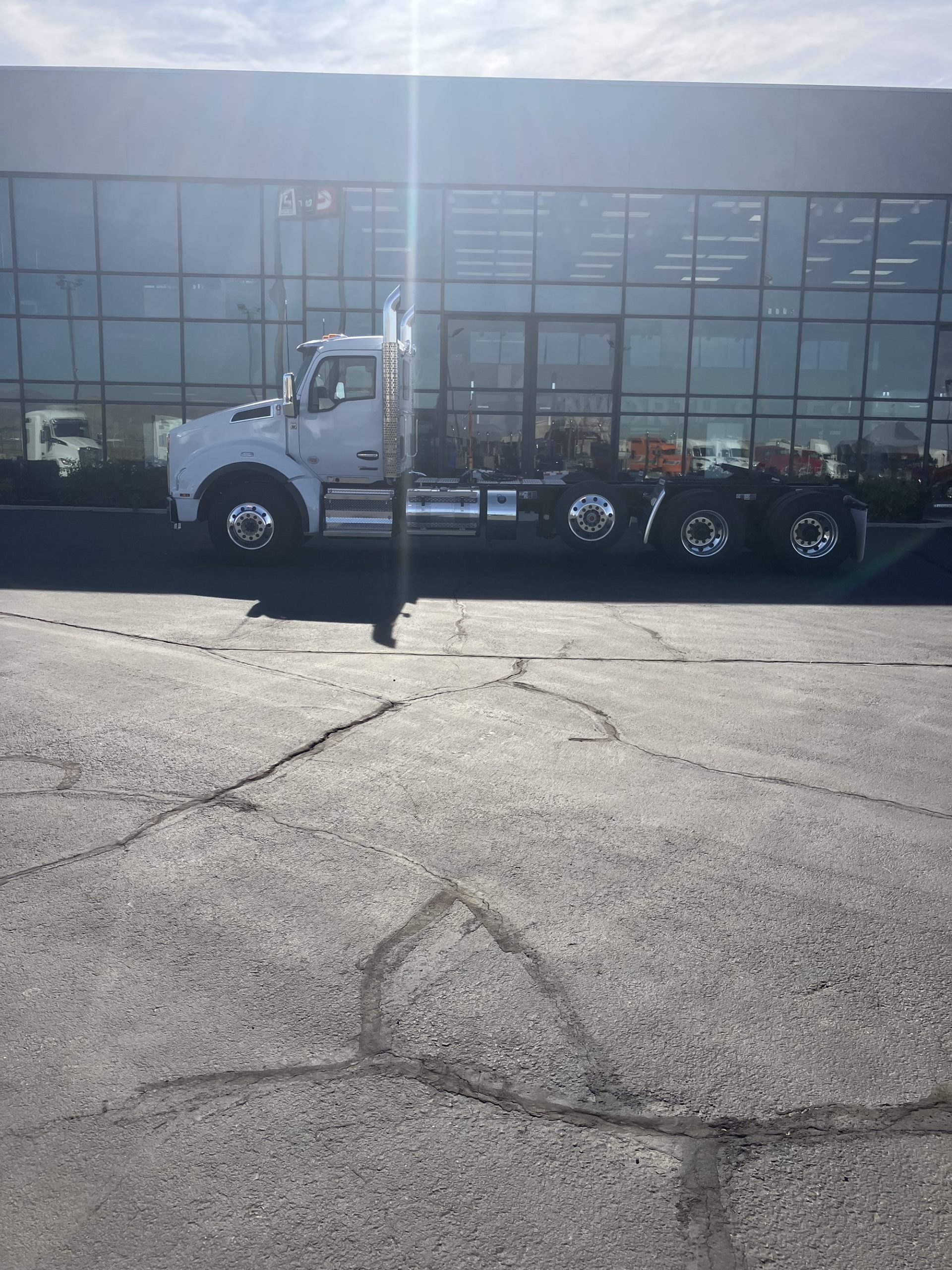 2025 Kenworth T880 - image 6