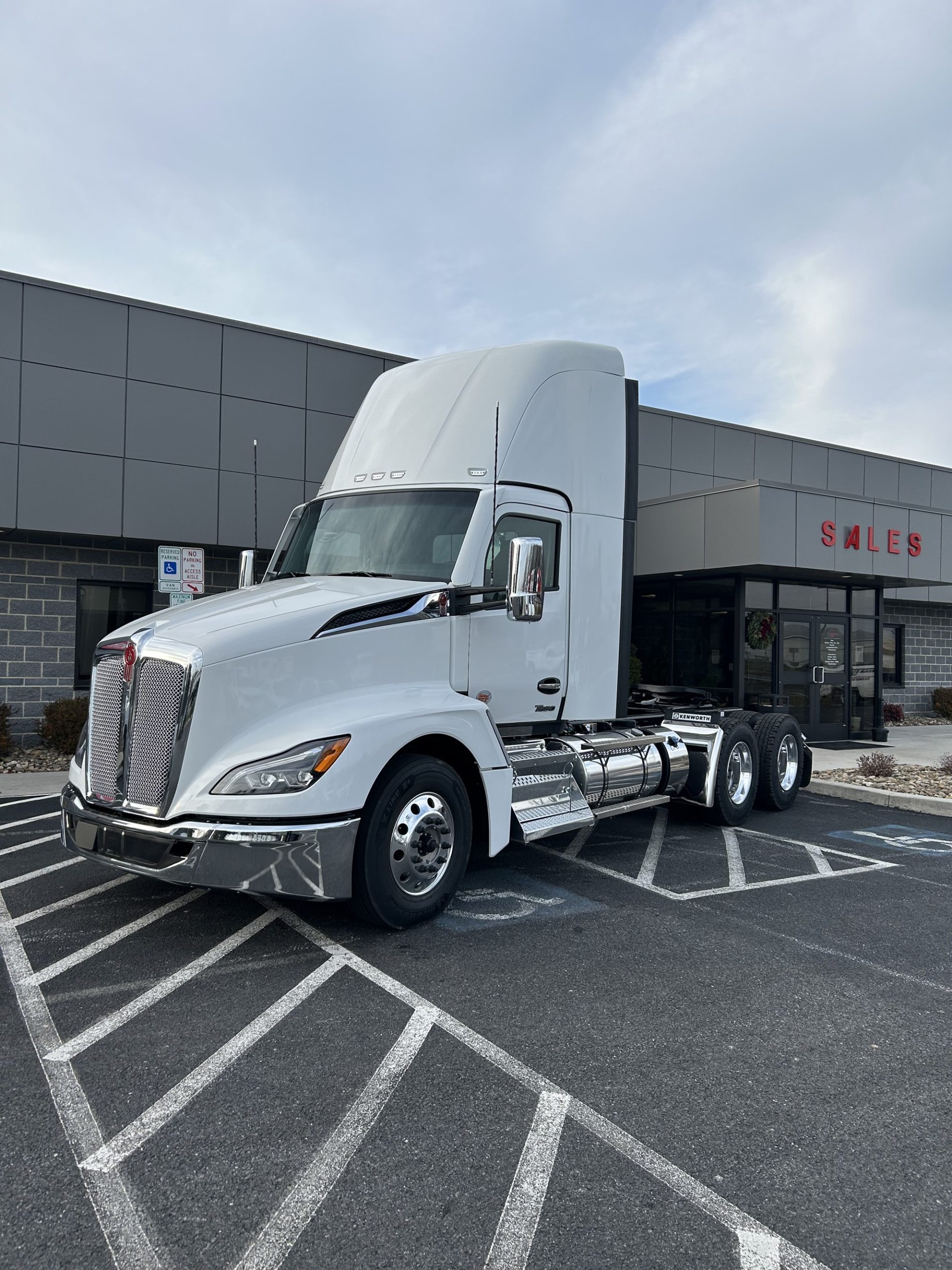 2025 Kenworth T680 Next Gen - image 1 of 6