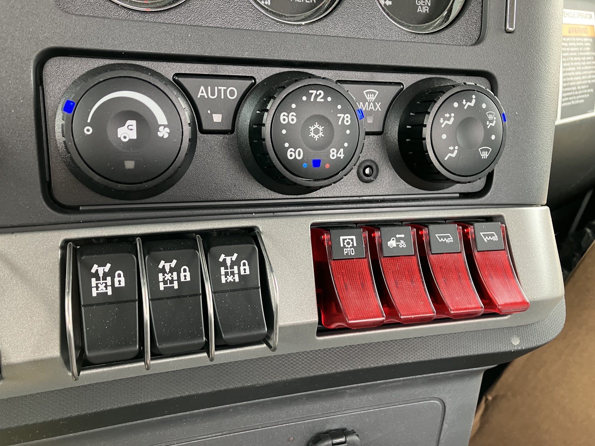 2025 Kenworth T880 - image 3