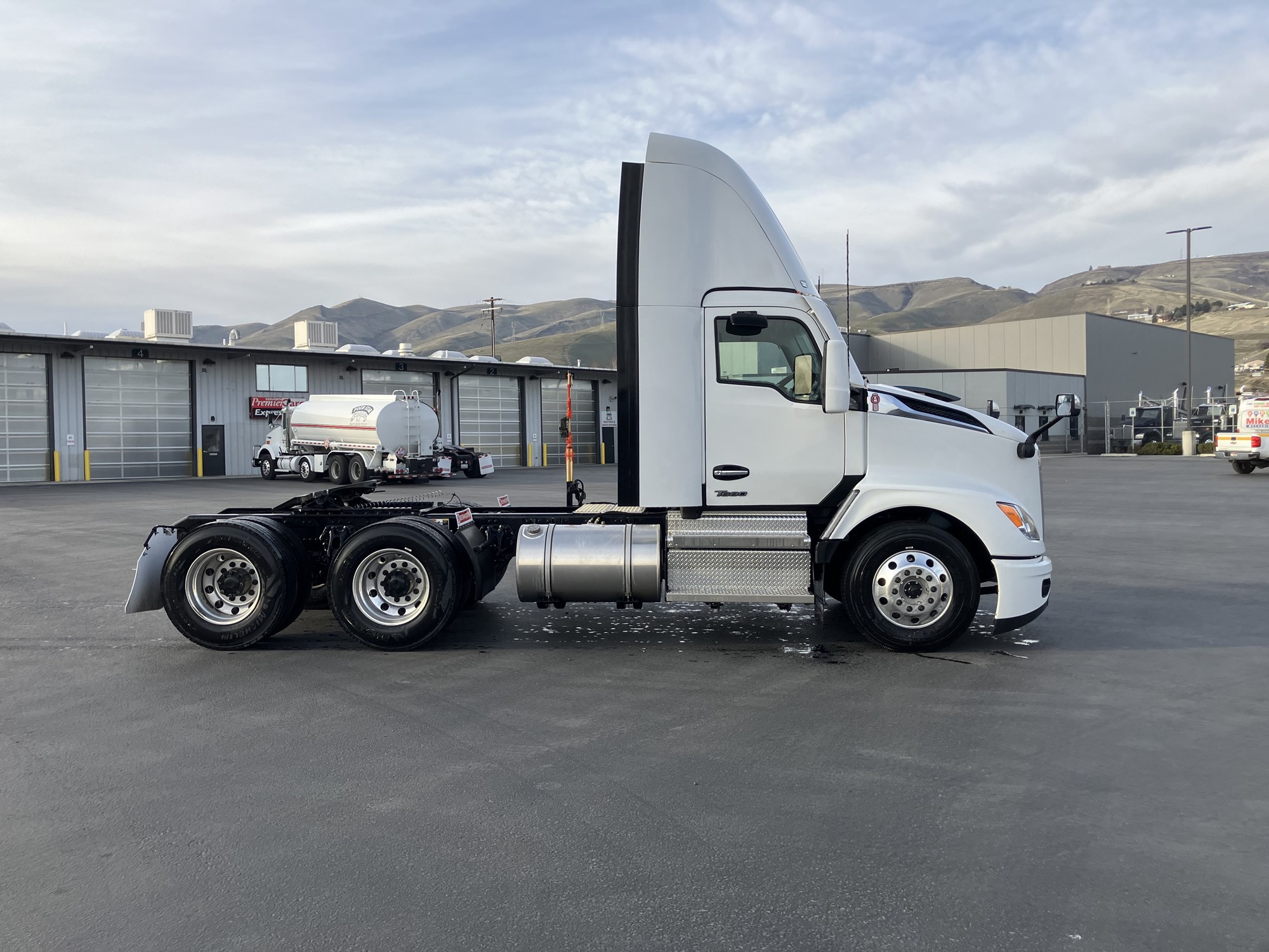 2025 Kenworth T680 - image 2