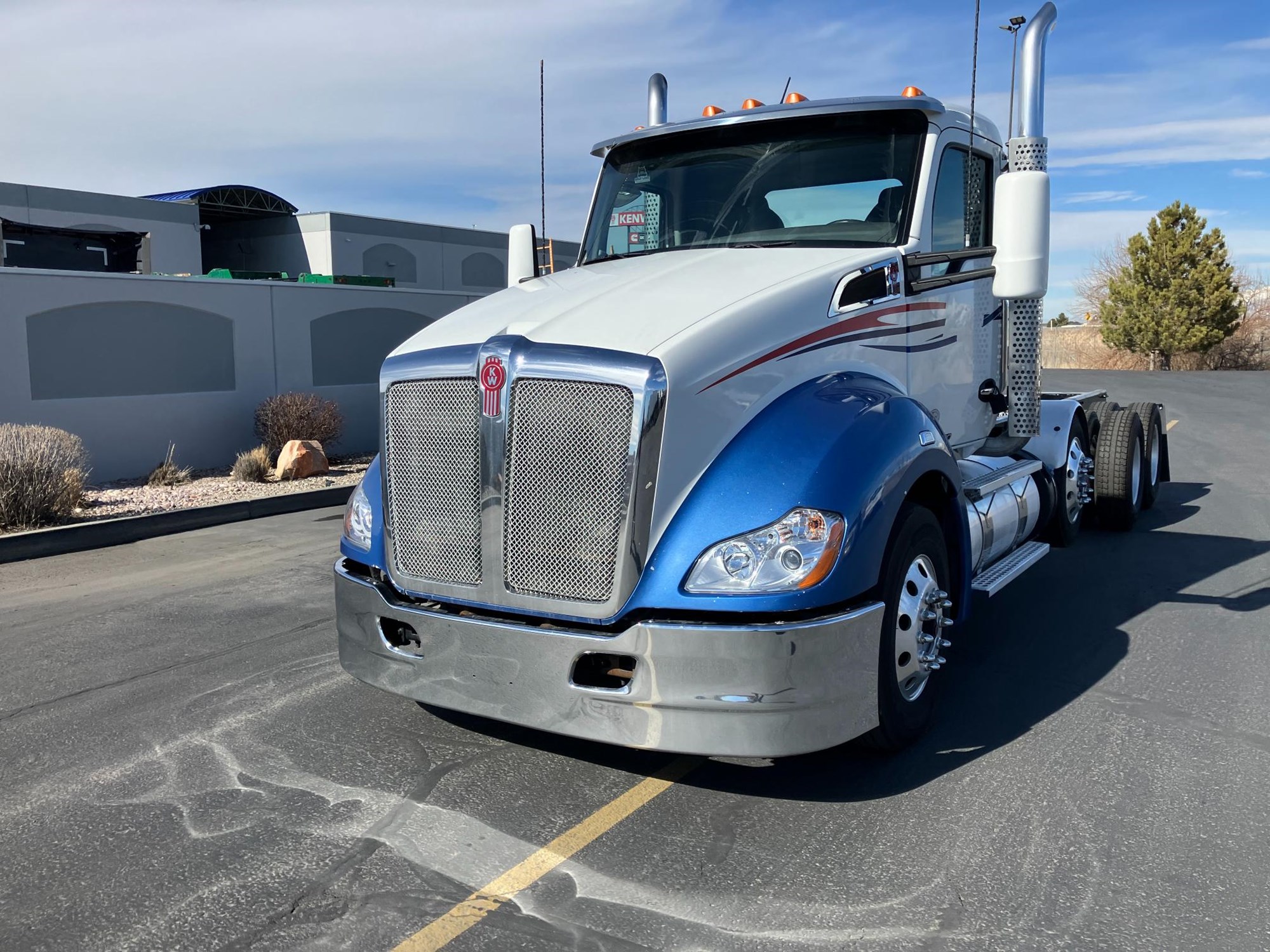 2018 Kenworth T680 - image 2 of 6