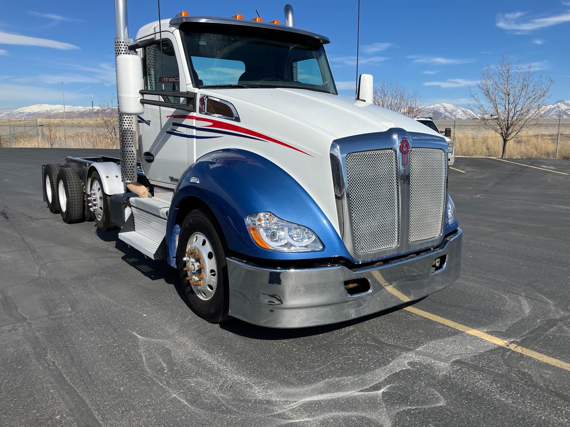 2018 Kenworth T680 - image 3 of 6