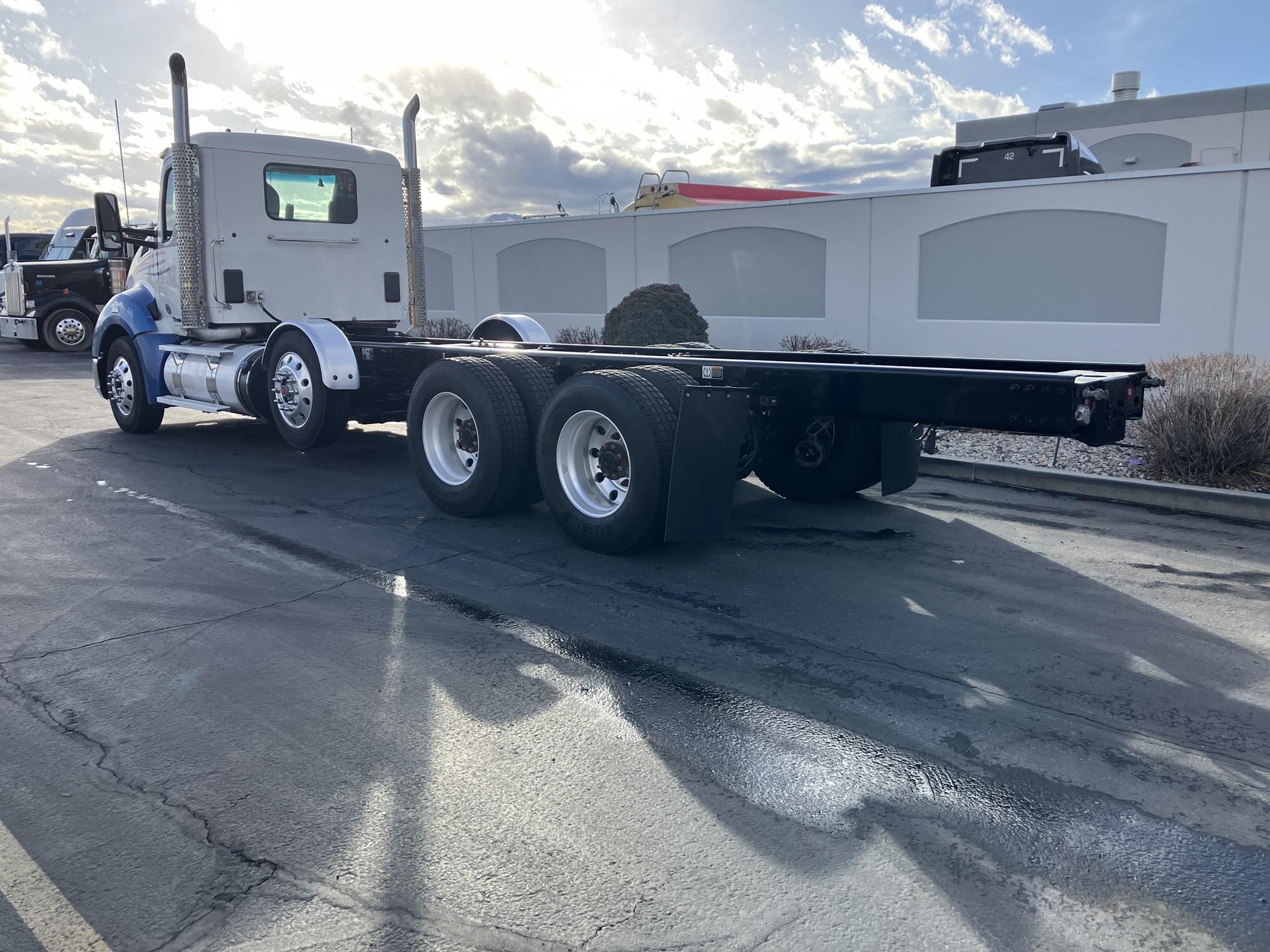 2018 Kenworth T680 - image 5 of 6