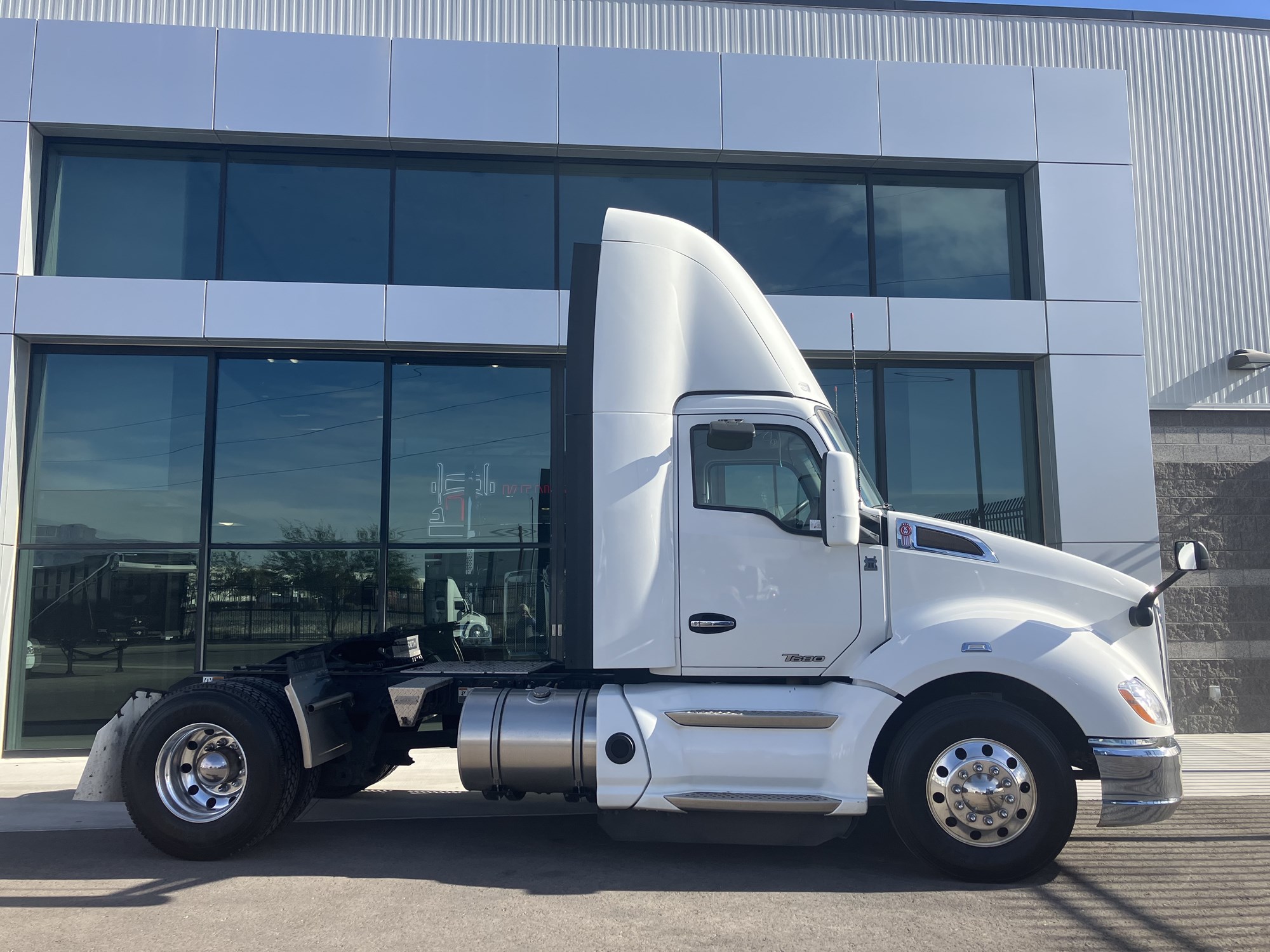 2021 Kenworth T680 - image 2 of 6