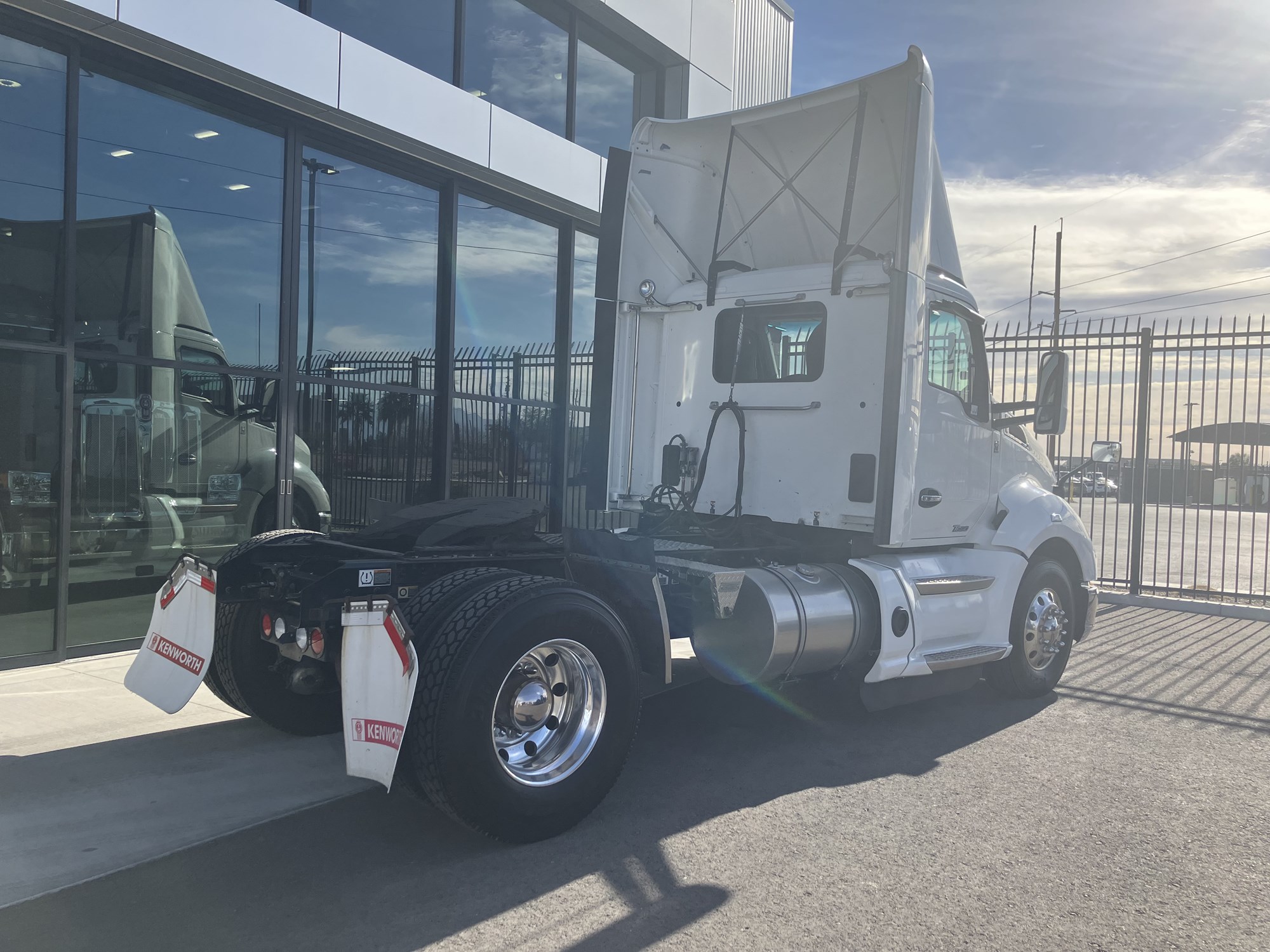 2021 Kenworth T680 - image 3 of 6