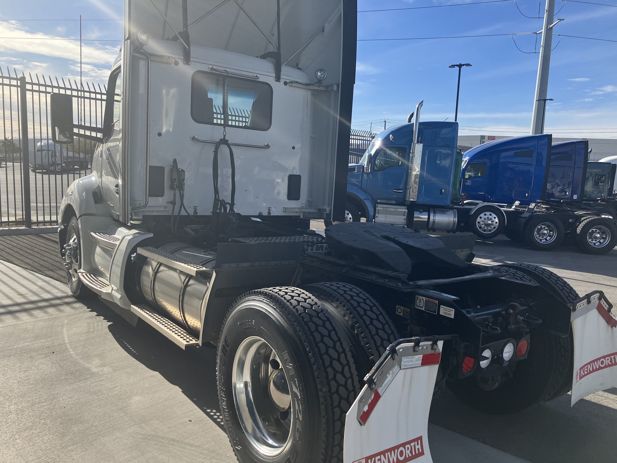 2021 Kenworth T680 - image 5 of 6