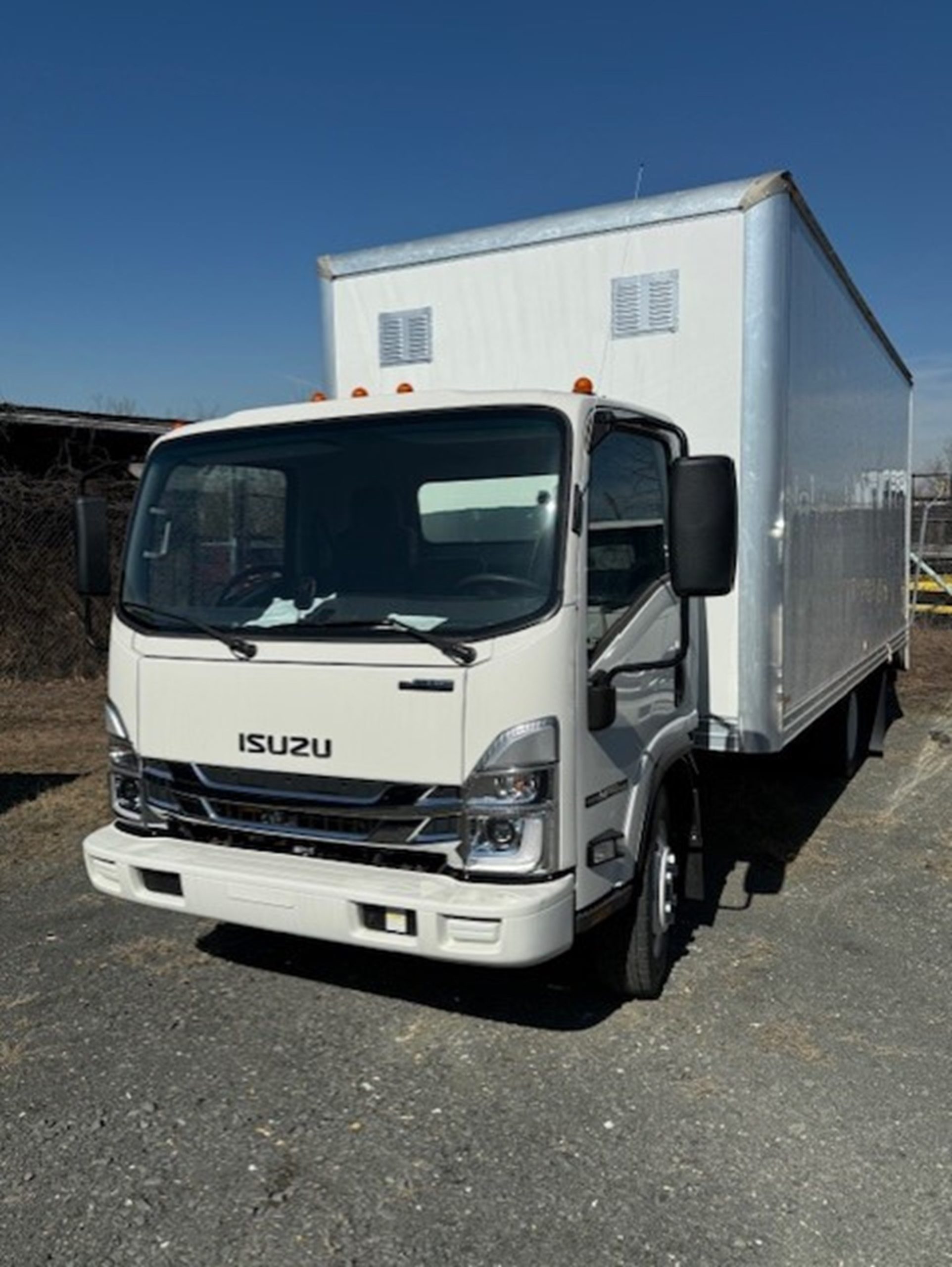 2025 Isuzu NRR GAS 1U3 - image 2 of 6