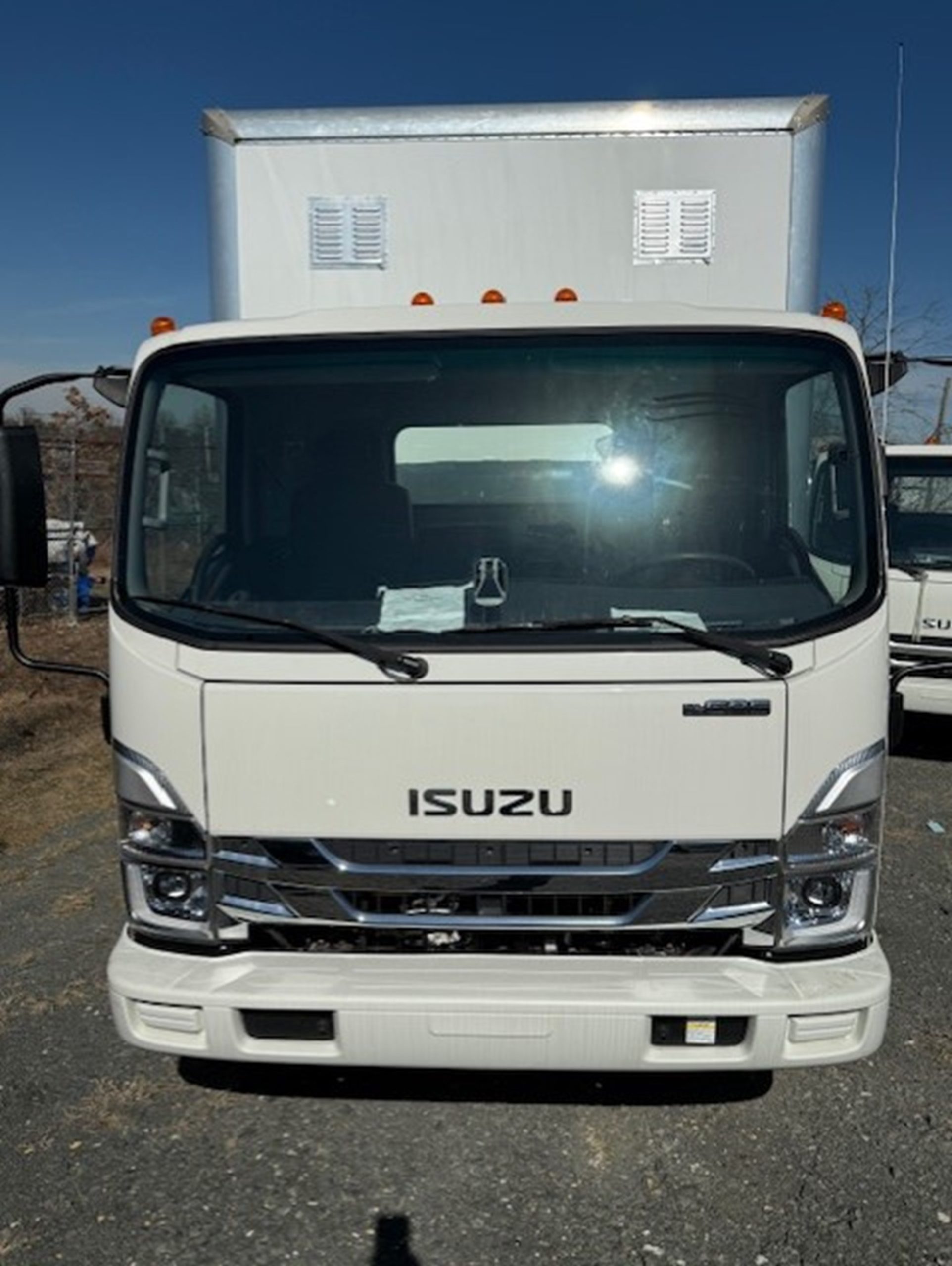 2025 Isuzu NRR GAS 1U3 - image 3 of 6
