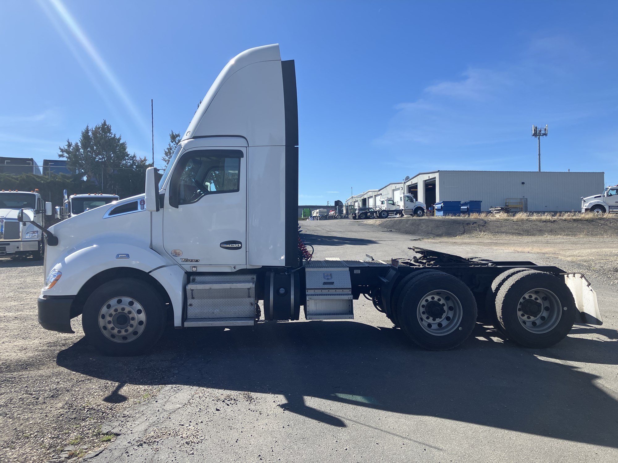 2019 Kenworth T680 - image 2 of 6