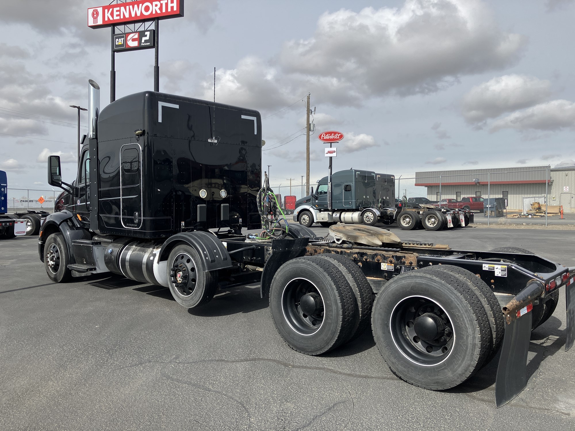 2021 Peterbilt 579 - image 2 of 6