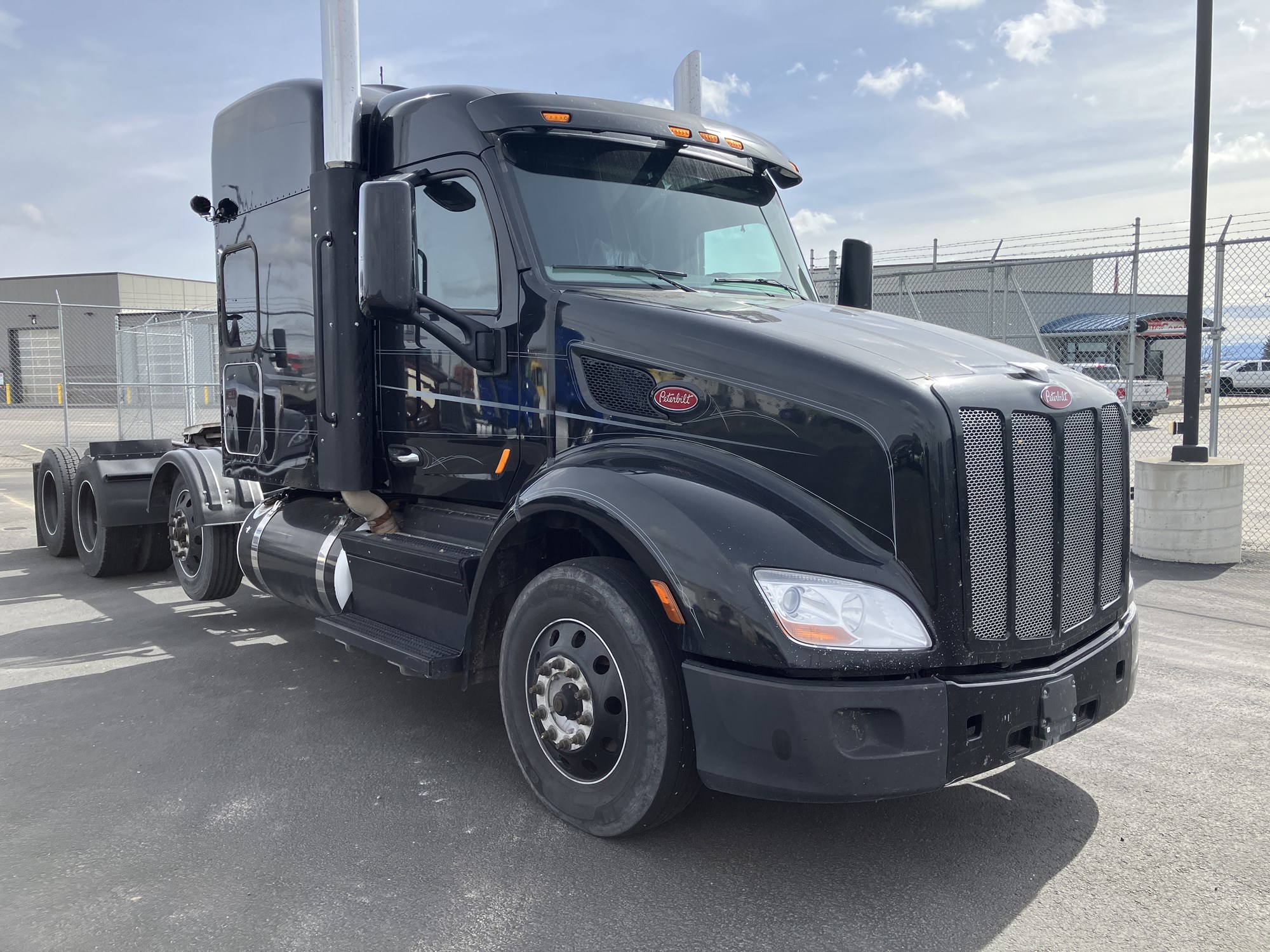 2021 Peterbilt 579 - image 4 of 6