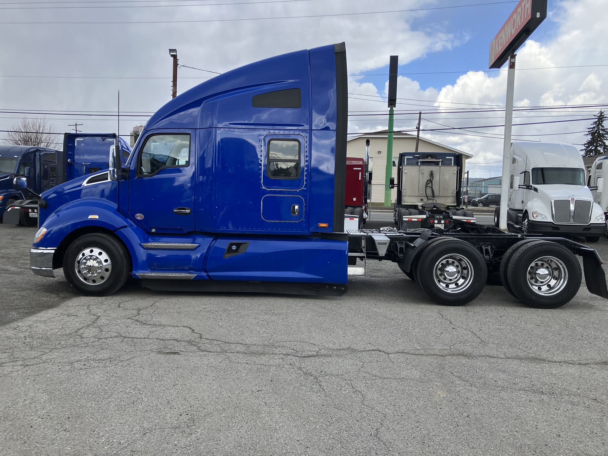 2022 Kenworth T680 - image 2 of 6