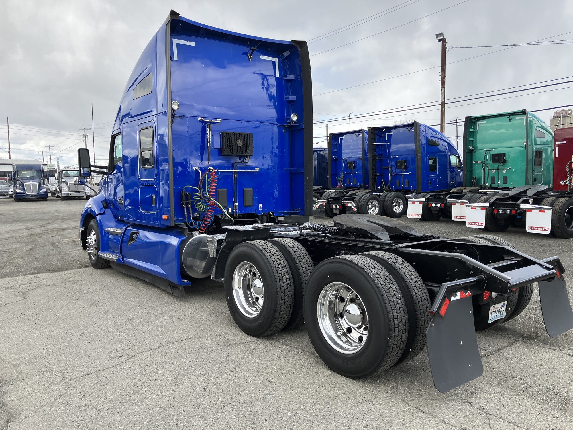 2022 Kenworth T680 - image 3 of 6