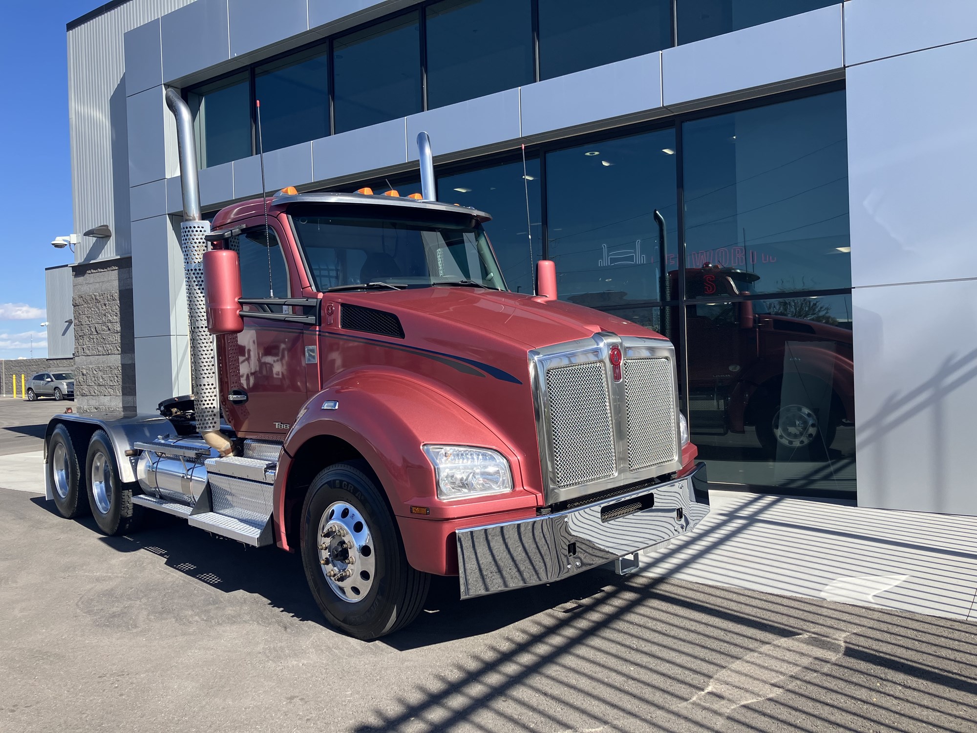 2022 Kenworth T880 - image 1 of 6
