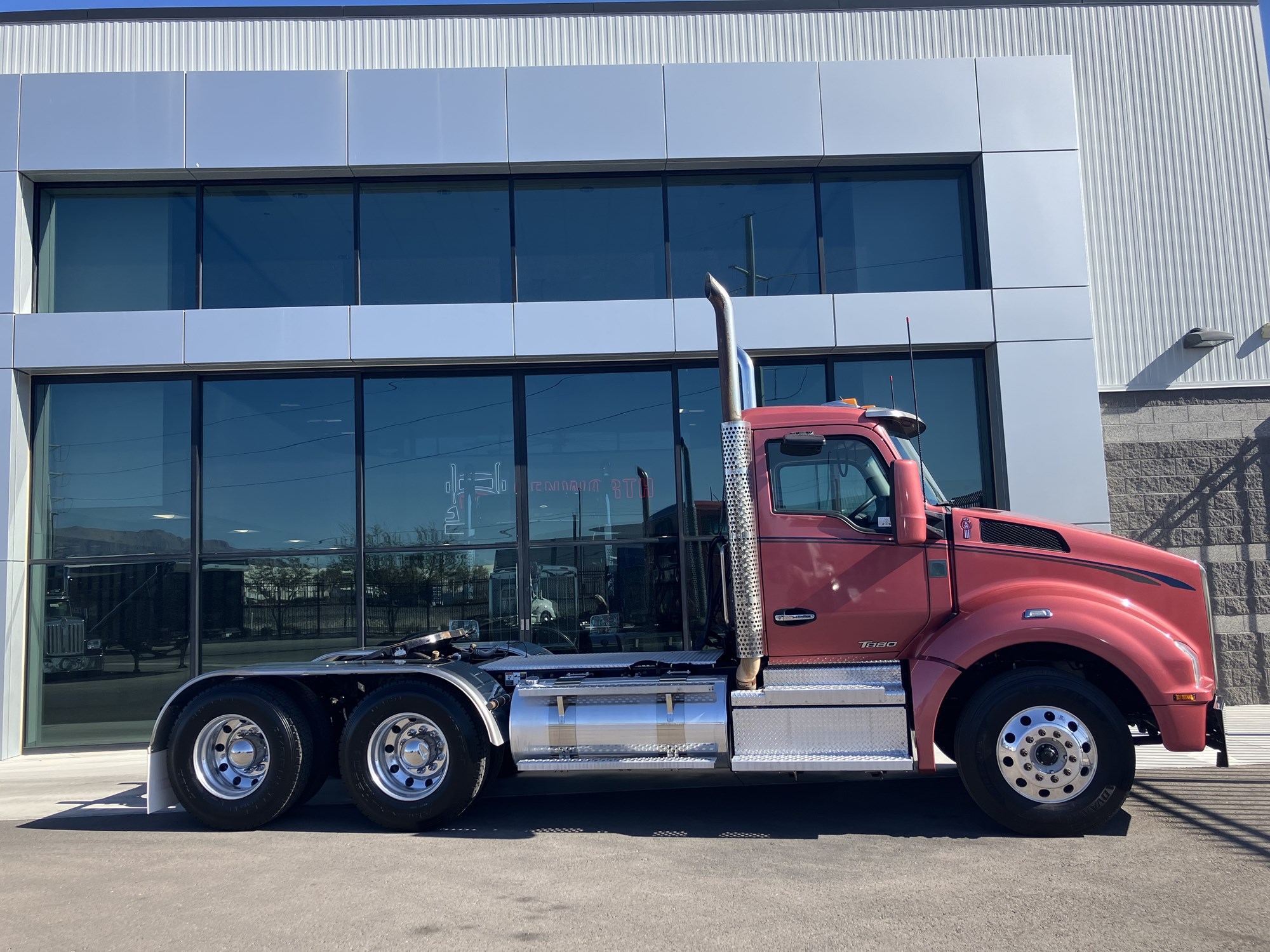 2022 Kenworth T880 - image 2 of 6