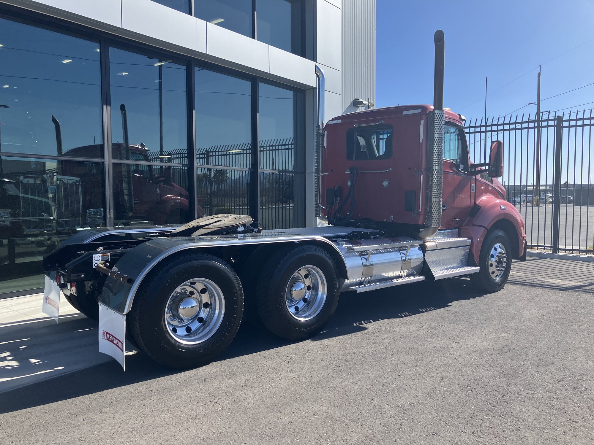 2022 Kenworth T880 - image 3 of 6