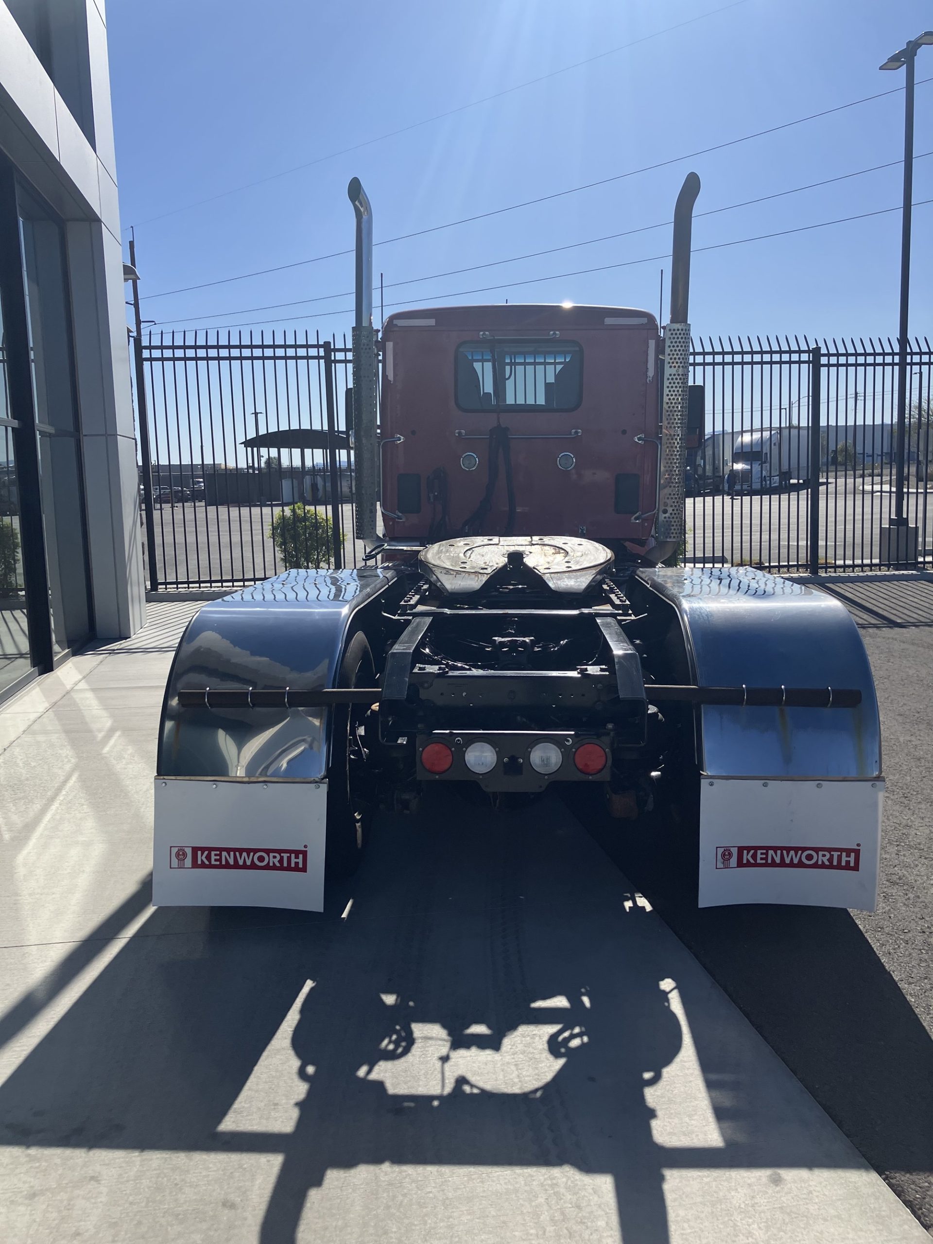2022 Kenworth T880 - image 4 of 6