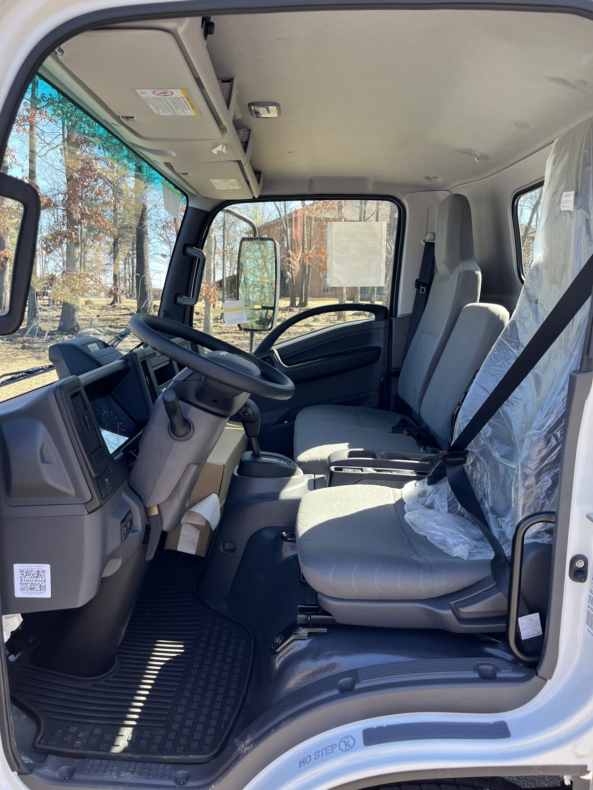 2025 Isuzu NRR 3U4 - image 2 of 5