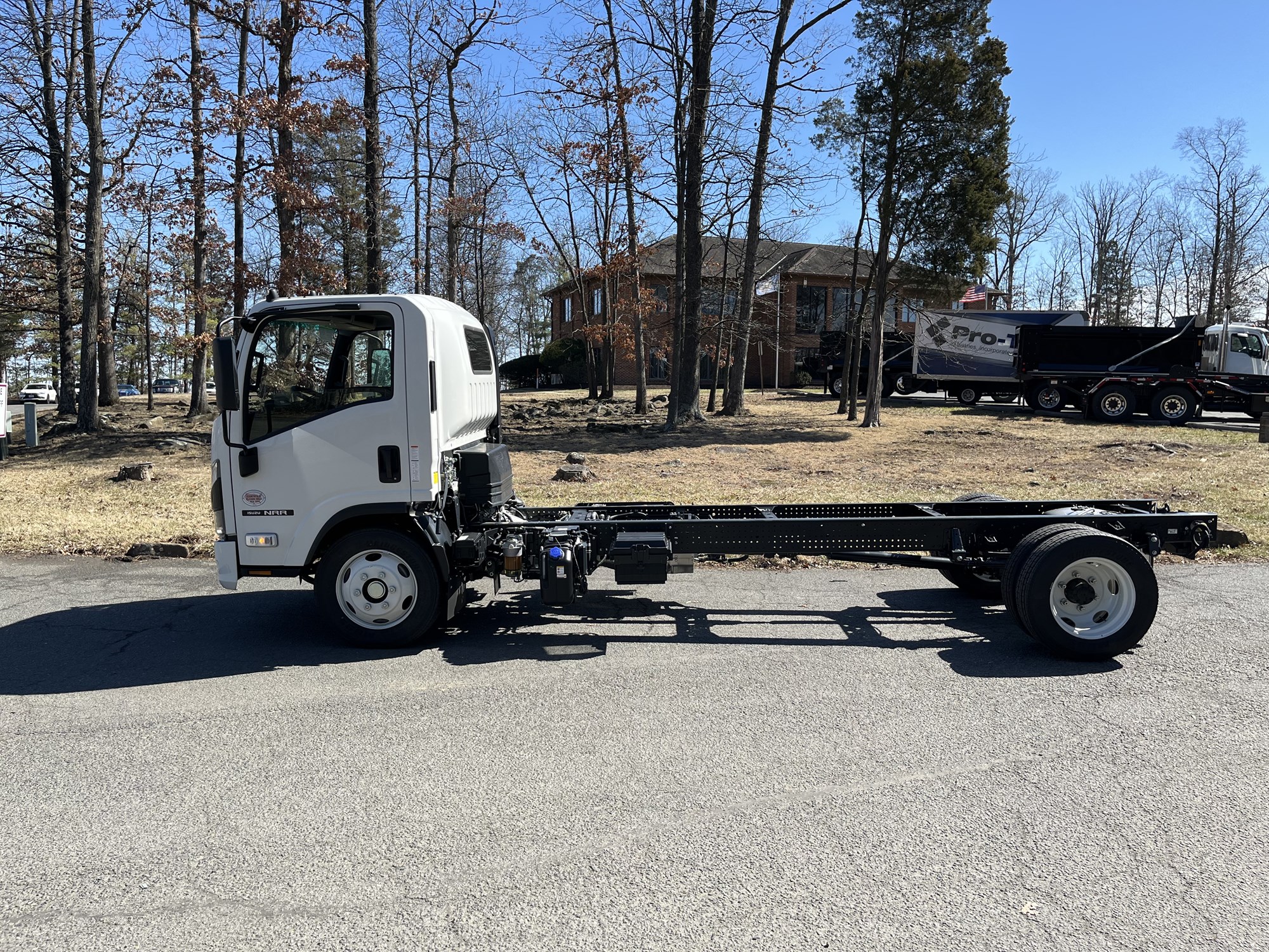 2025 Isuzu NRR 3U4 - image 4 of 5