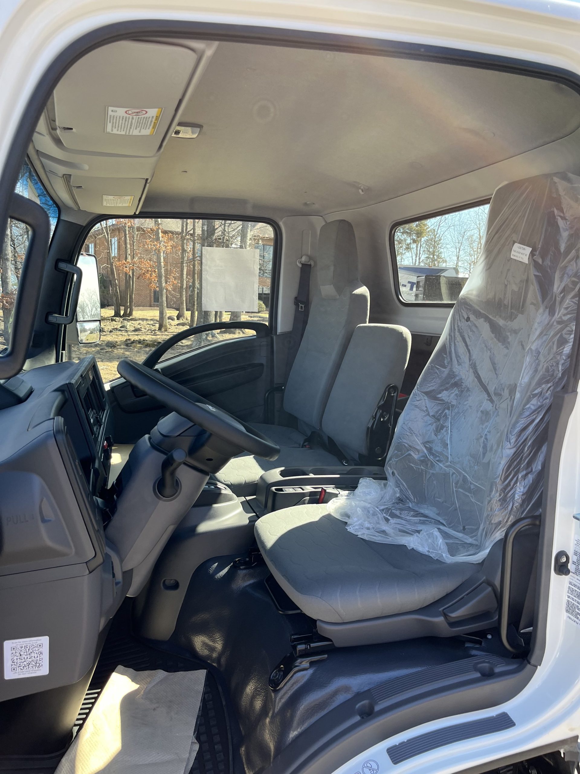 2025 Isuzu NRR 3U3 - image 2 of 4