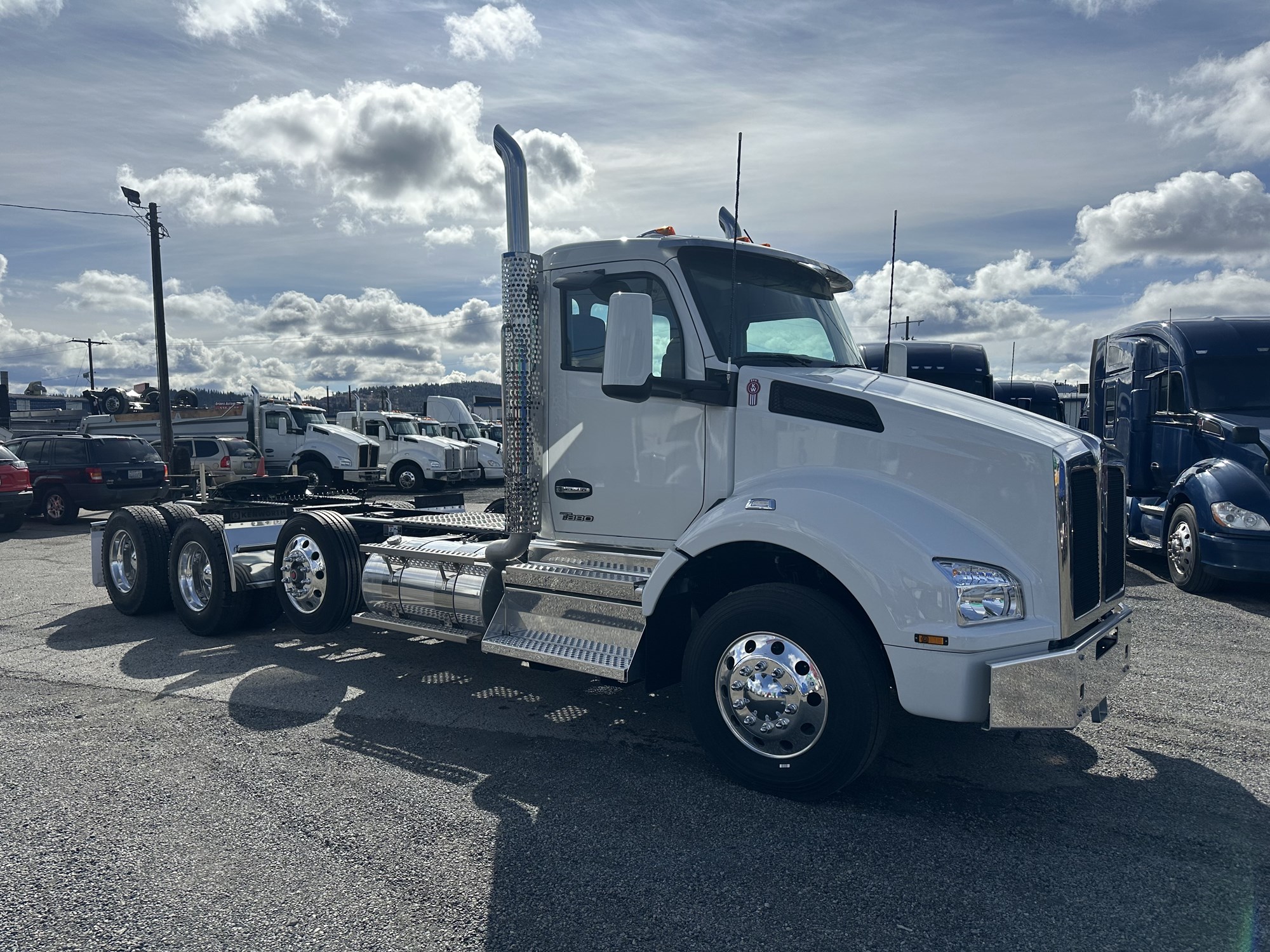 2025 Kenworth T880 - image 2