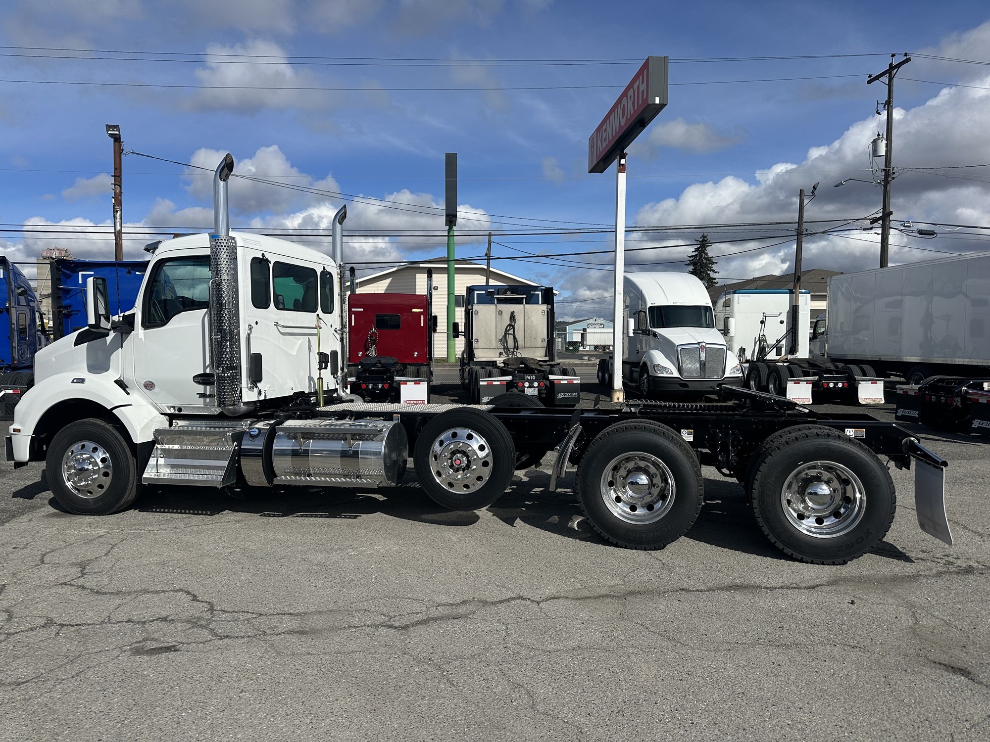 2025 Kenworth T880 - image 3
